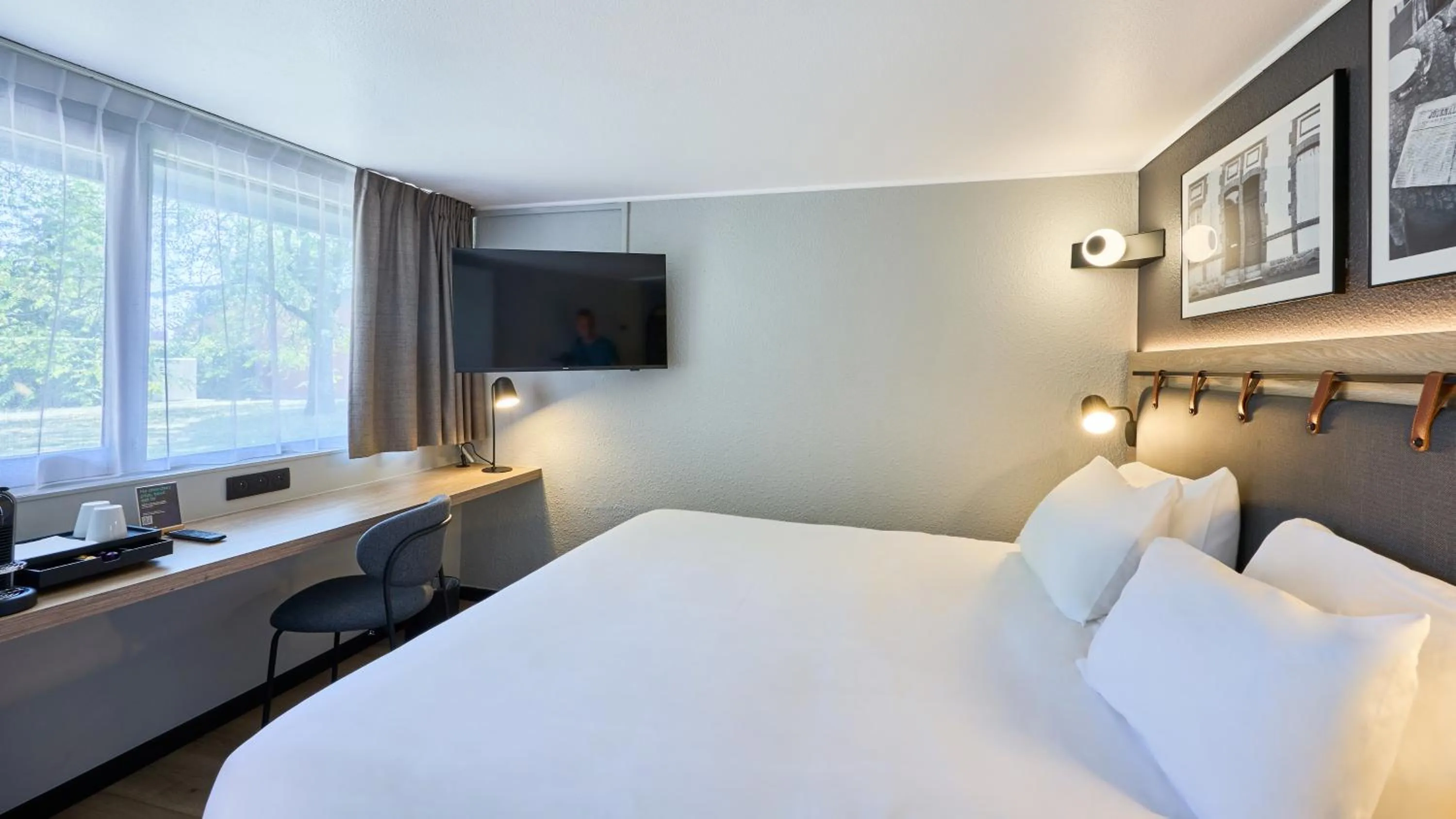 Photo of the whole room, Bed in Campanile NATURE - Alençon