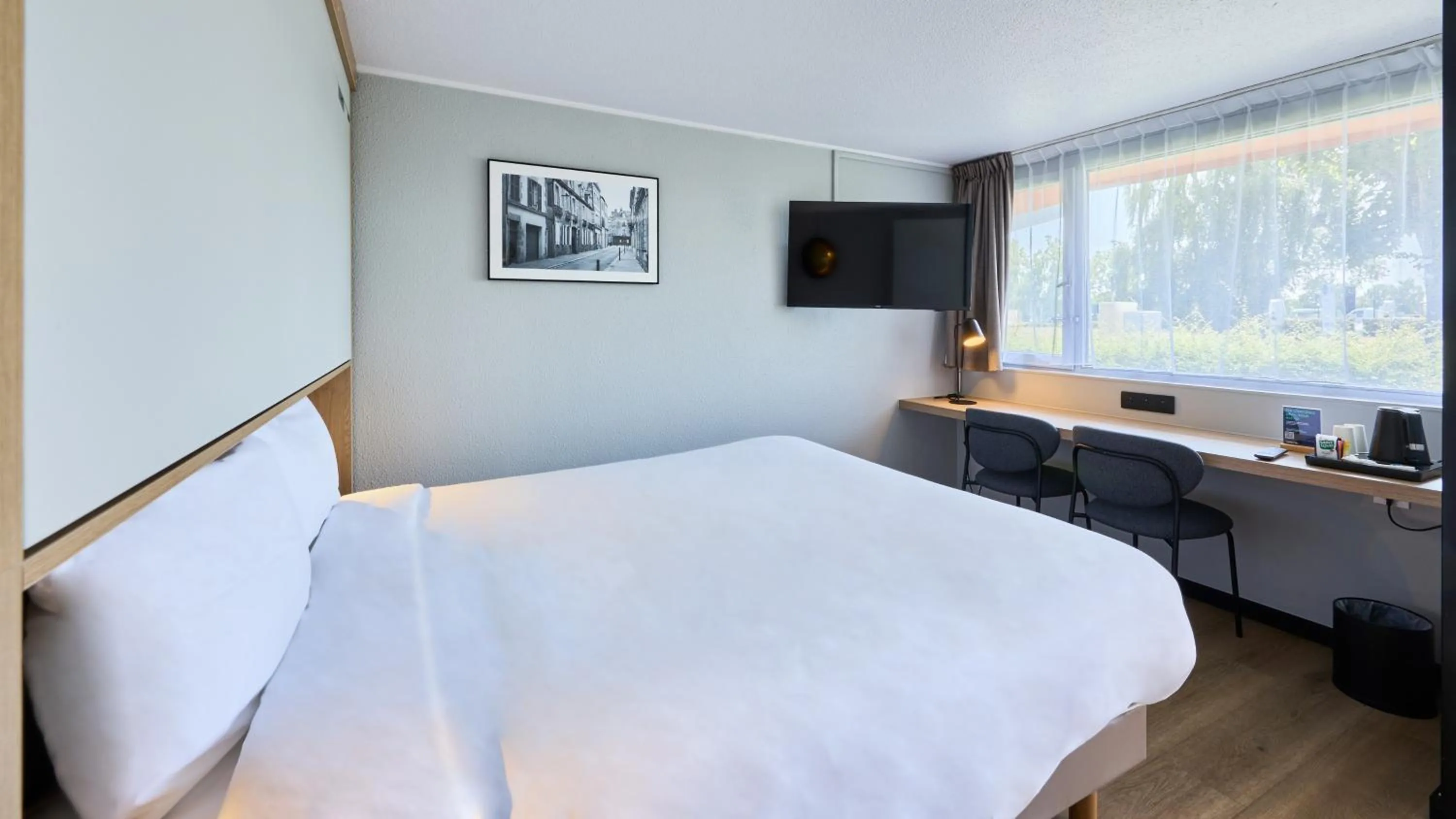 Photo of the whole room, Bed in Campanile NATURE - Alençon