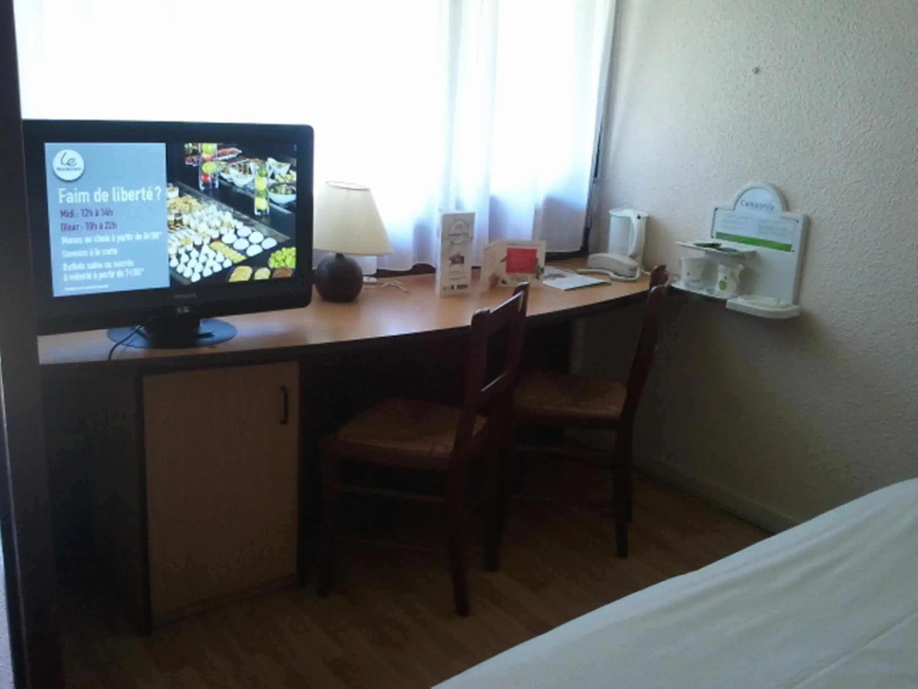 Photo of the whole room, Bed in Campanile Bordeaux Ouest - Le Bouscat Photo of the whole room, Bed in Campanile Bordeaux Ouest - Le Bouscat