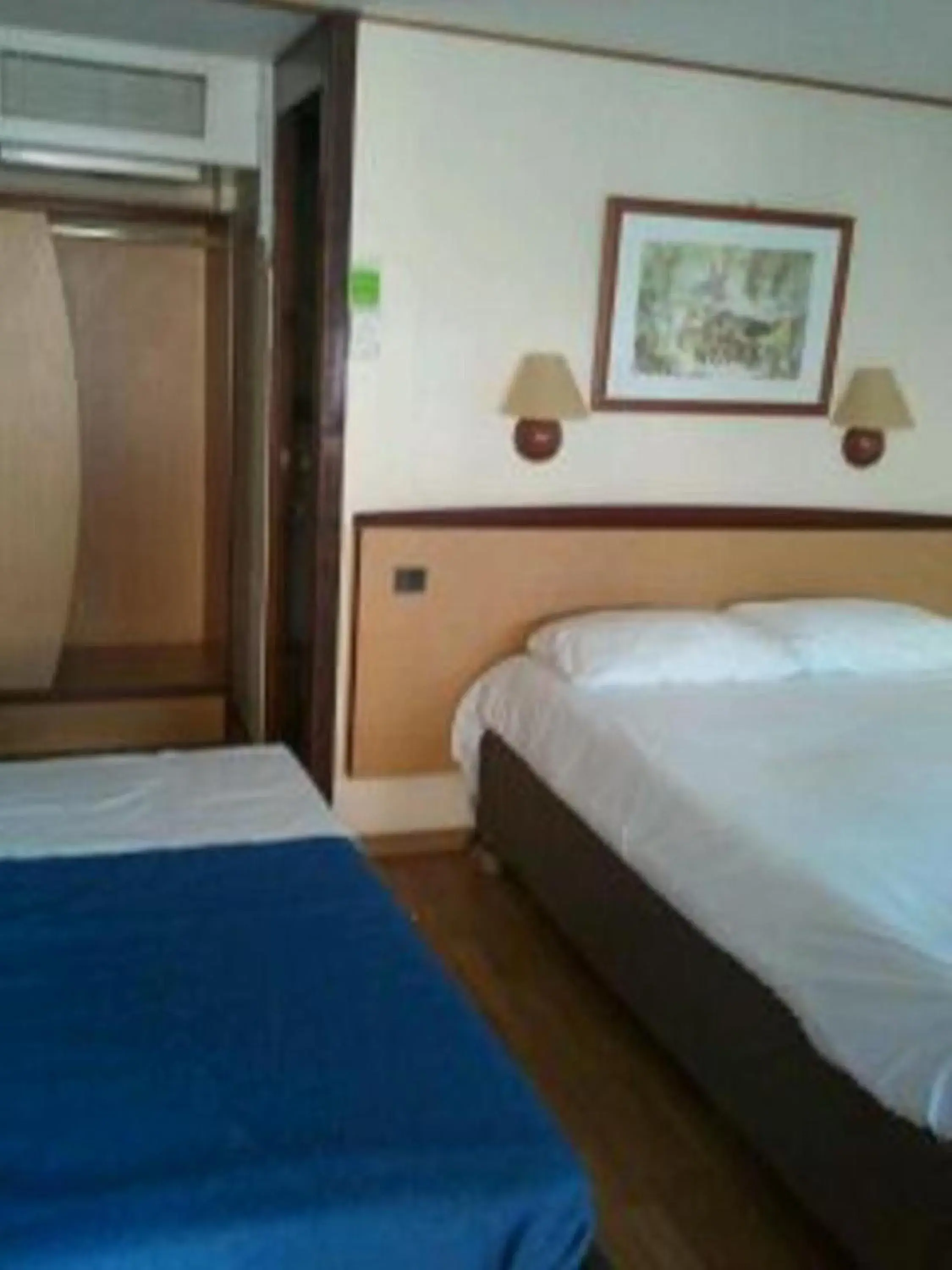 Bedroom, Bed in Campanile Bordeaux Ouest - Le Bouscat Bedroom, Bed in Campanile Bordeaux Ouest - Le Bouscat