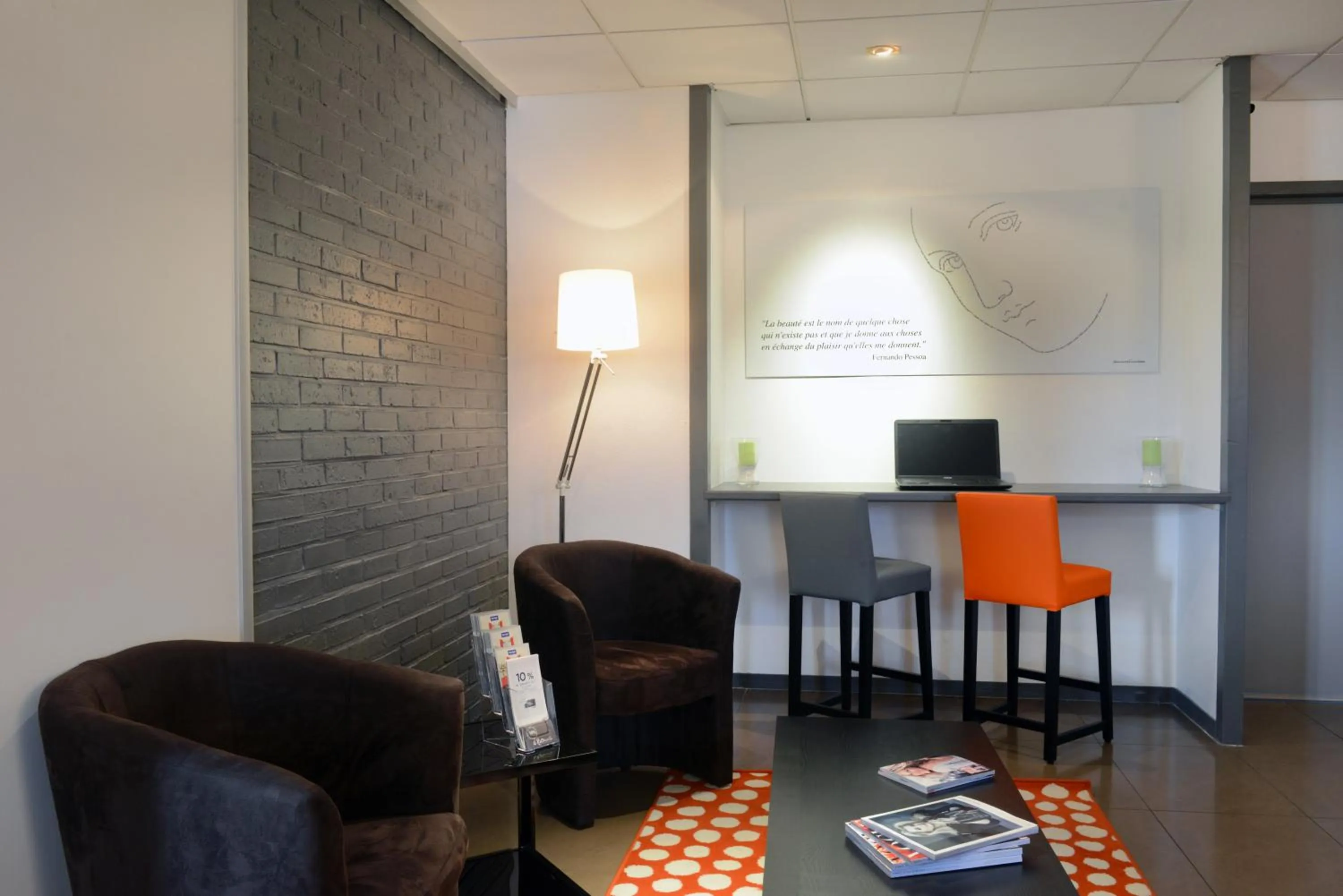 Lounge or bar in Hotel inn Dijon-Quetigny