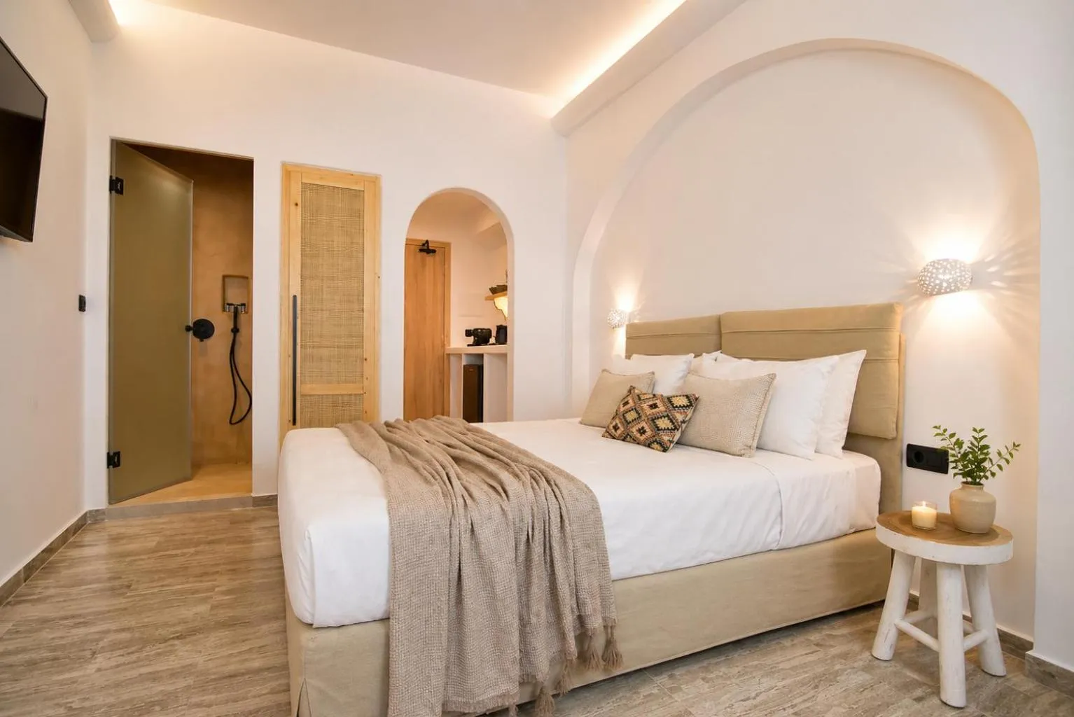Photo of the whole room, Bed in Aegeeis