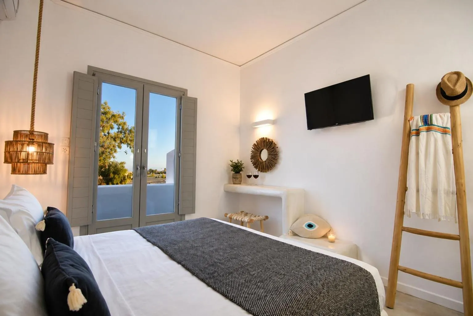 Photo of the whole room, Bed in Aegeeis