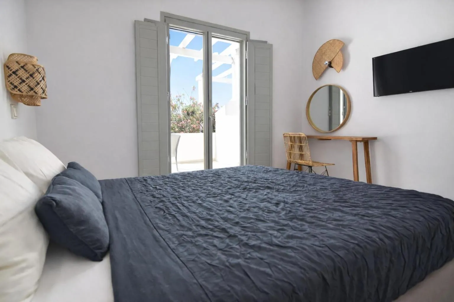 Photo of the whole room, Bed in Aegeeis