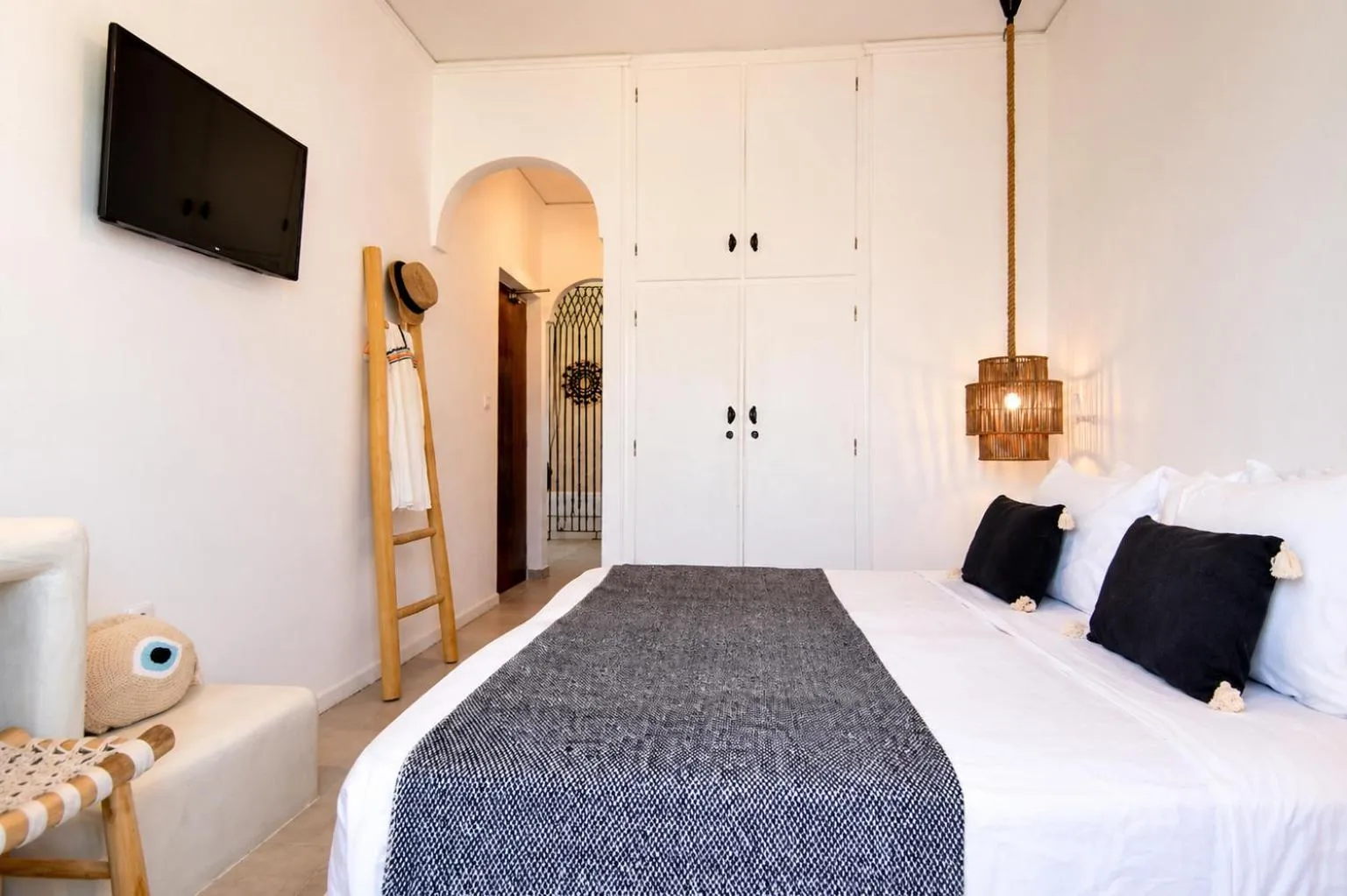 Photo of the whole room, Bed in Aegeeis