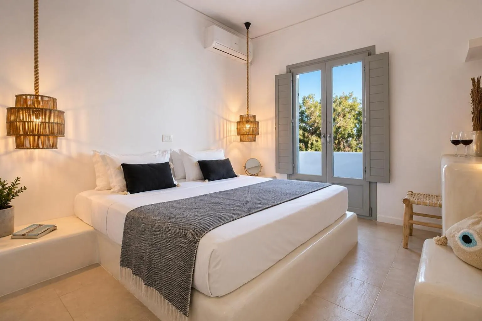 Photo of the whole room, Bed in Aegeeis
