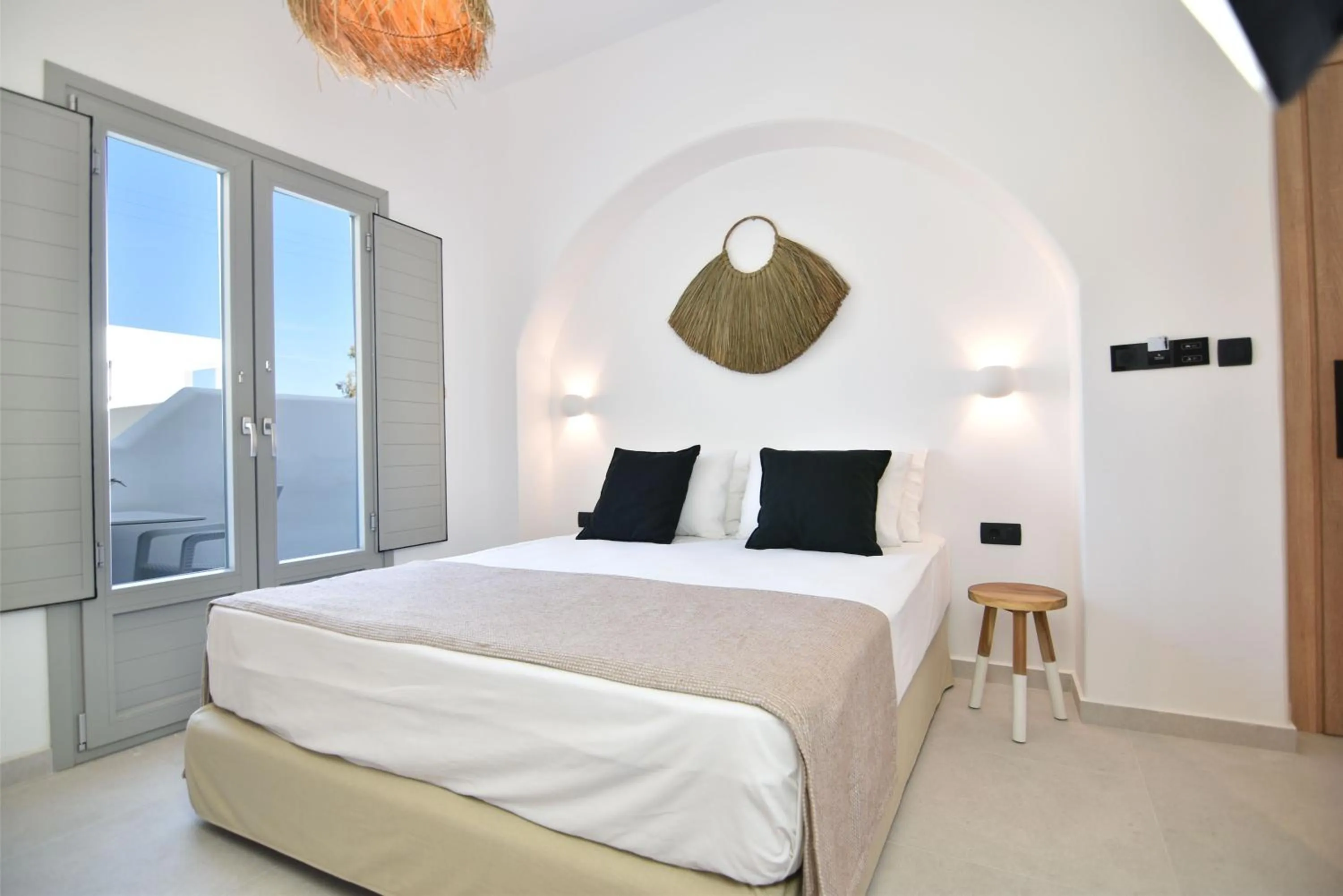 Photo of the whole room, Bed in Aegeeis