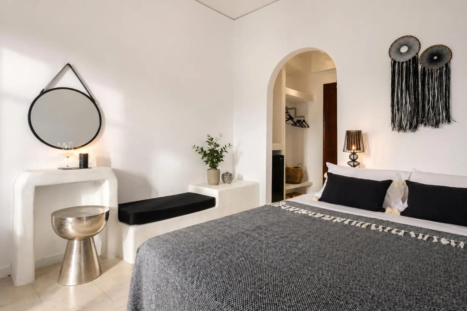 Photo of the whole room, Bed in Aegeeis