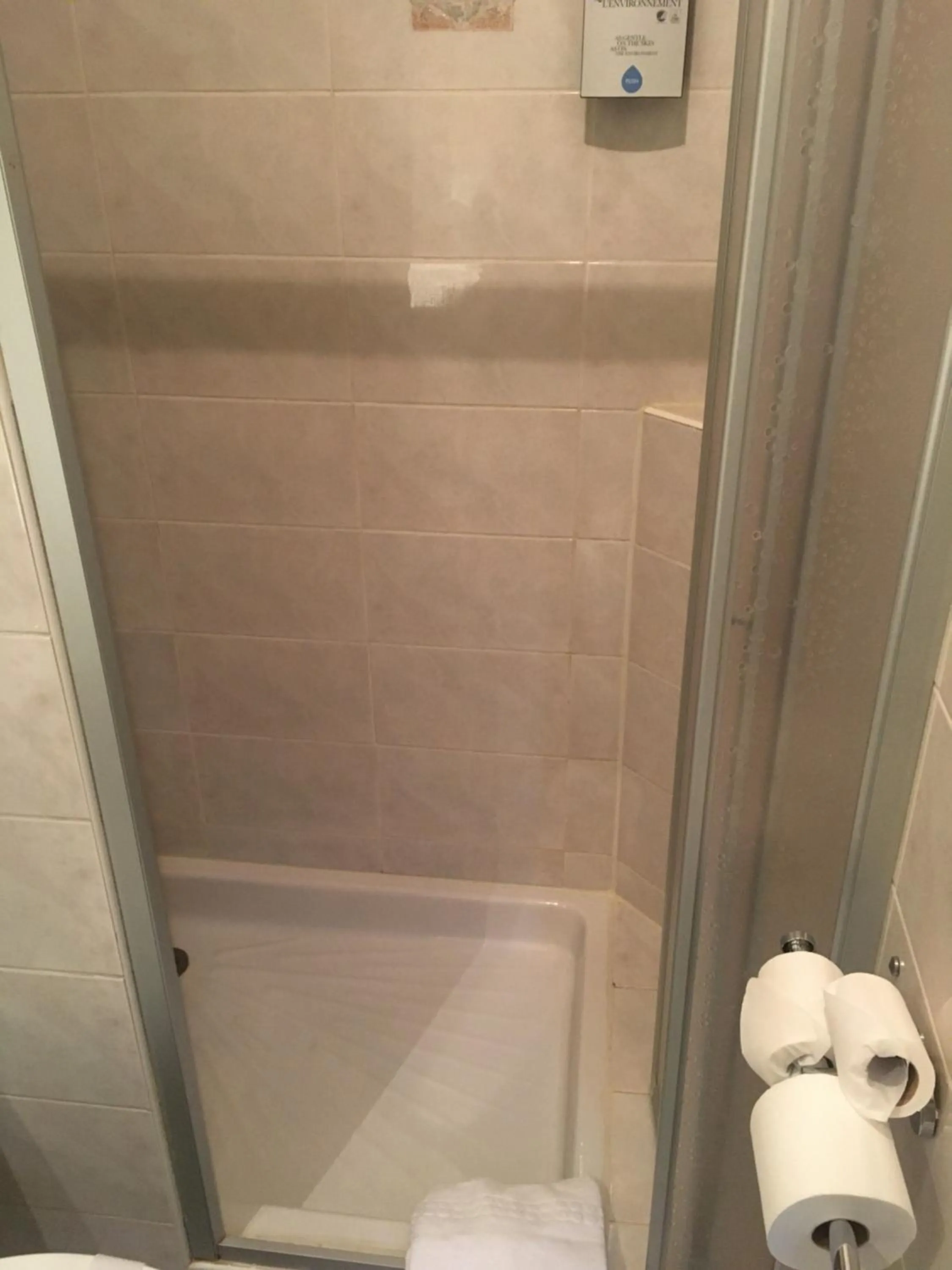 Bathroom in Kyriad Rodez