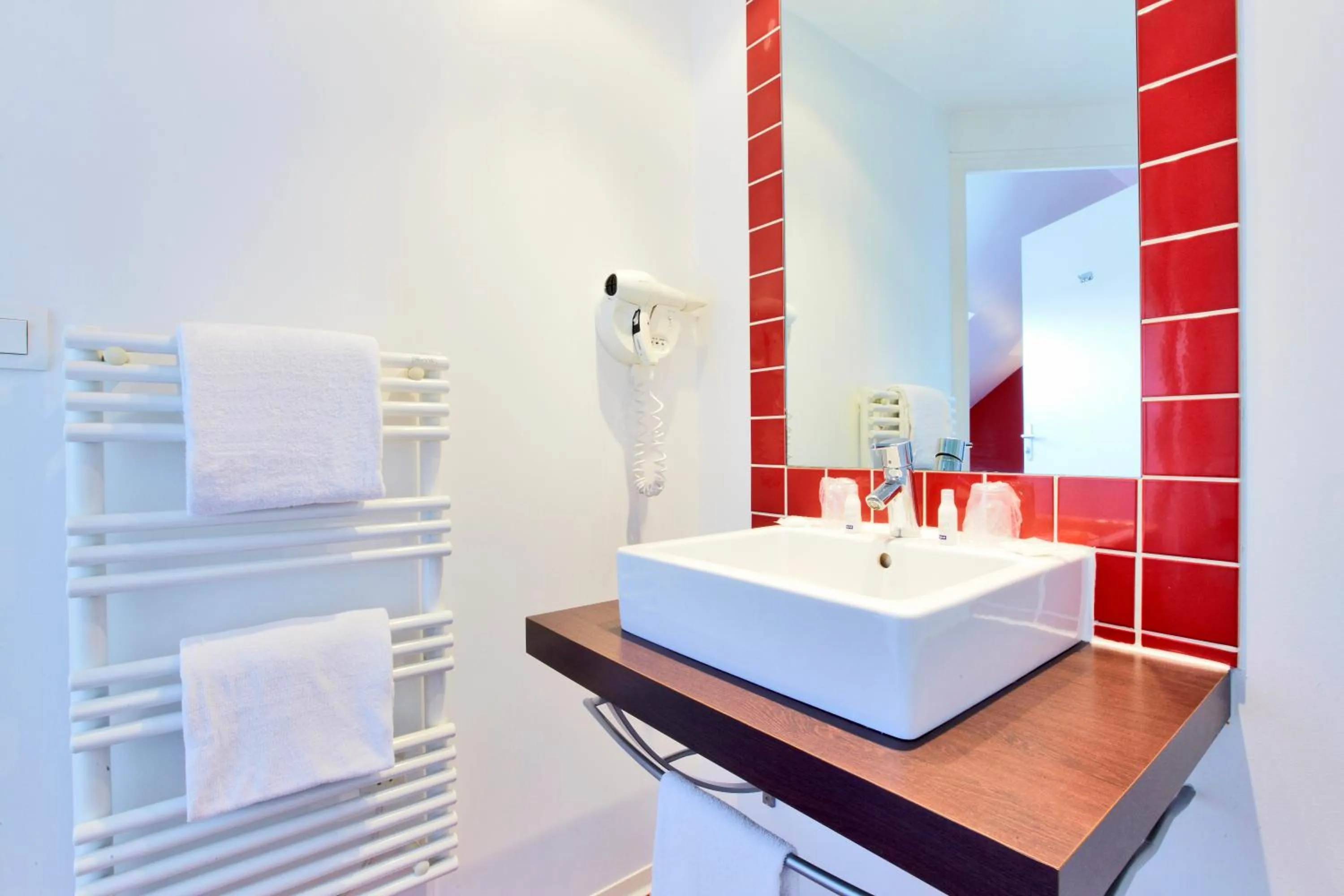 Bathroom in KYRIAD ROUEN NORD - Mont Saint Aignan