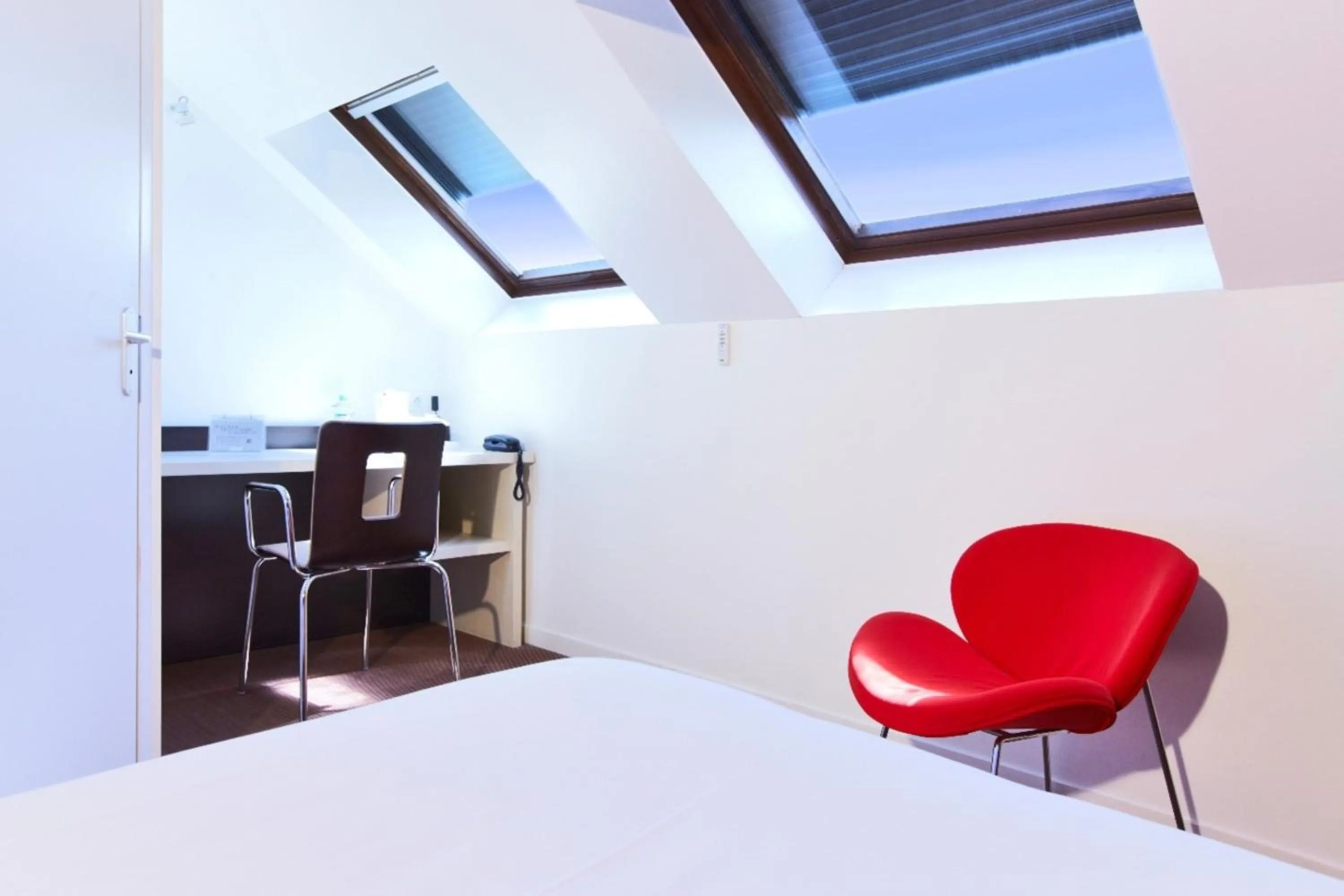 Bedroom, Bed in KYRIAD ROUEN NORD - Mont Saint Aignan