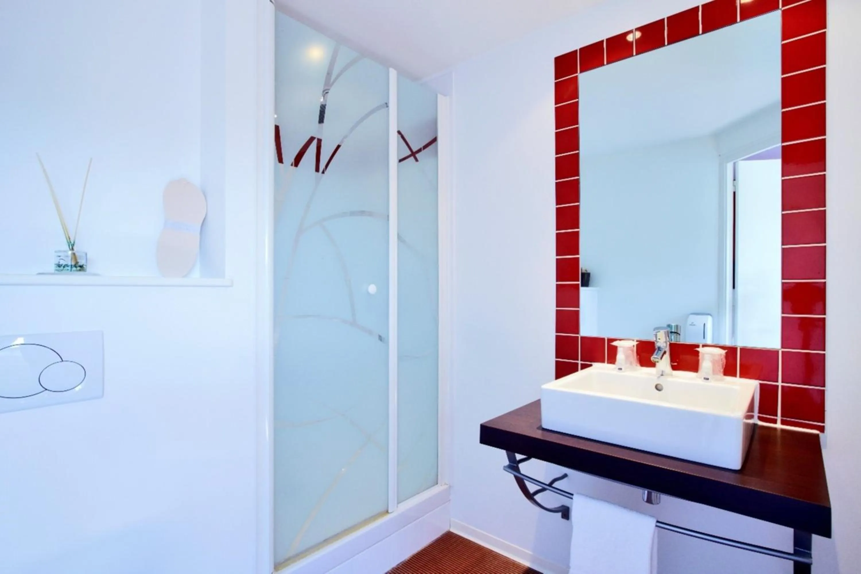 Bathroom in KYRIAD ROUEN NORD - Mont Saint Aignan