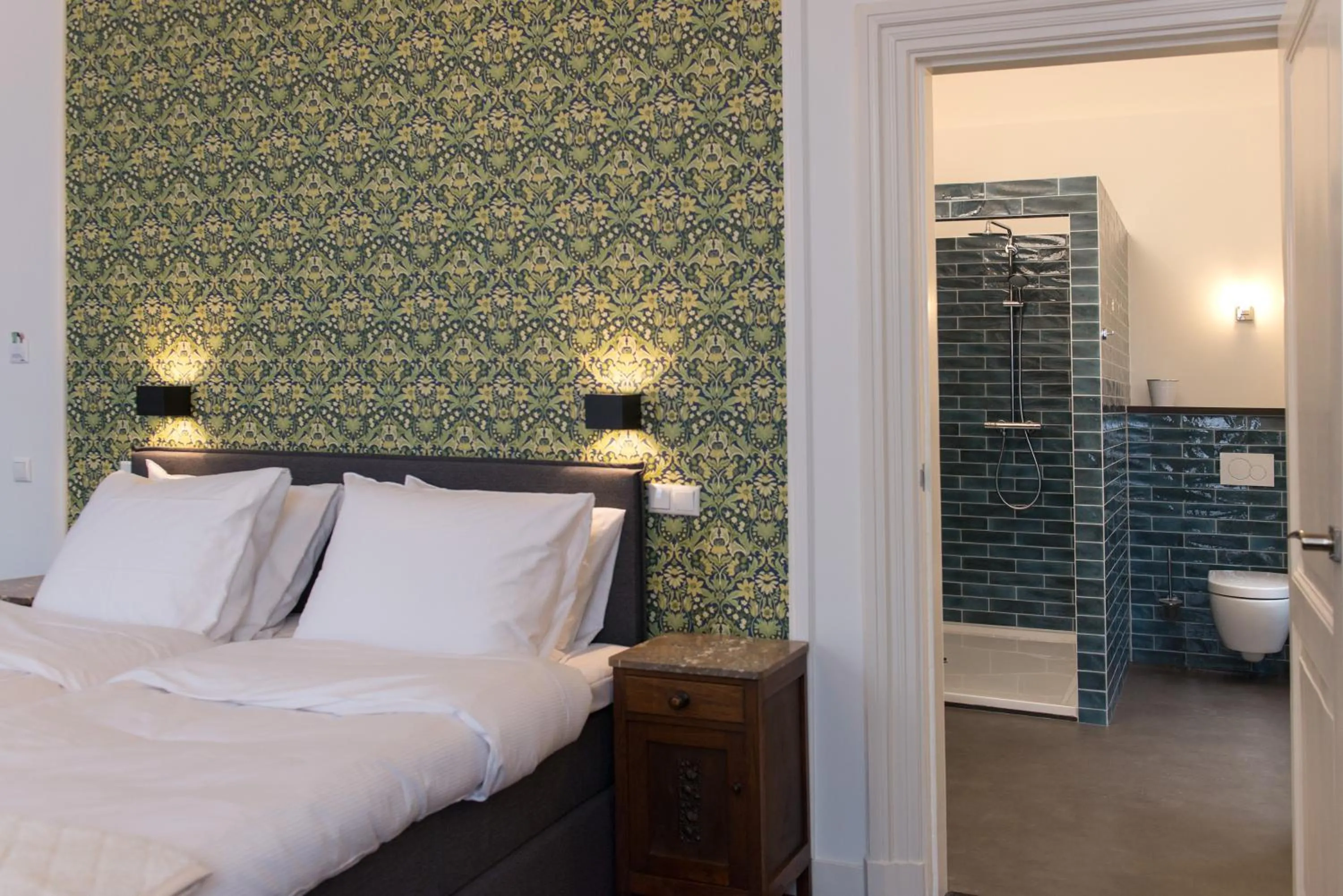 Bathroom, Bed in Boutique Hotel De Blauwe Pauw