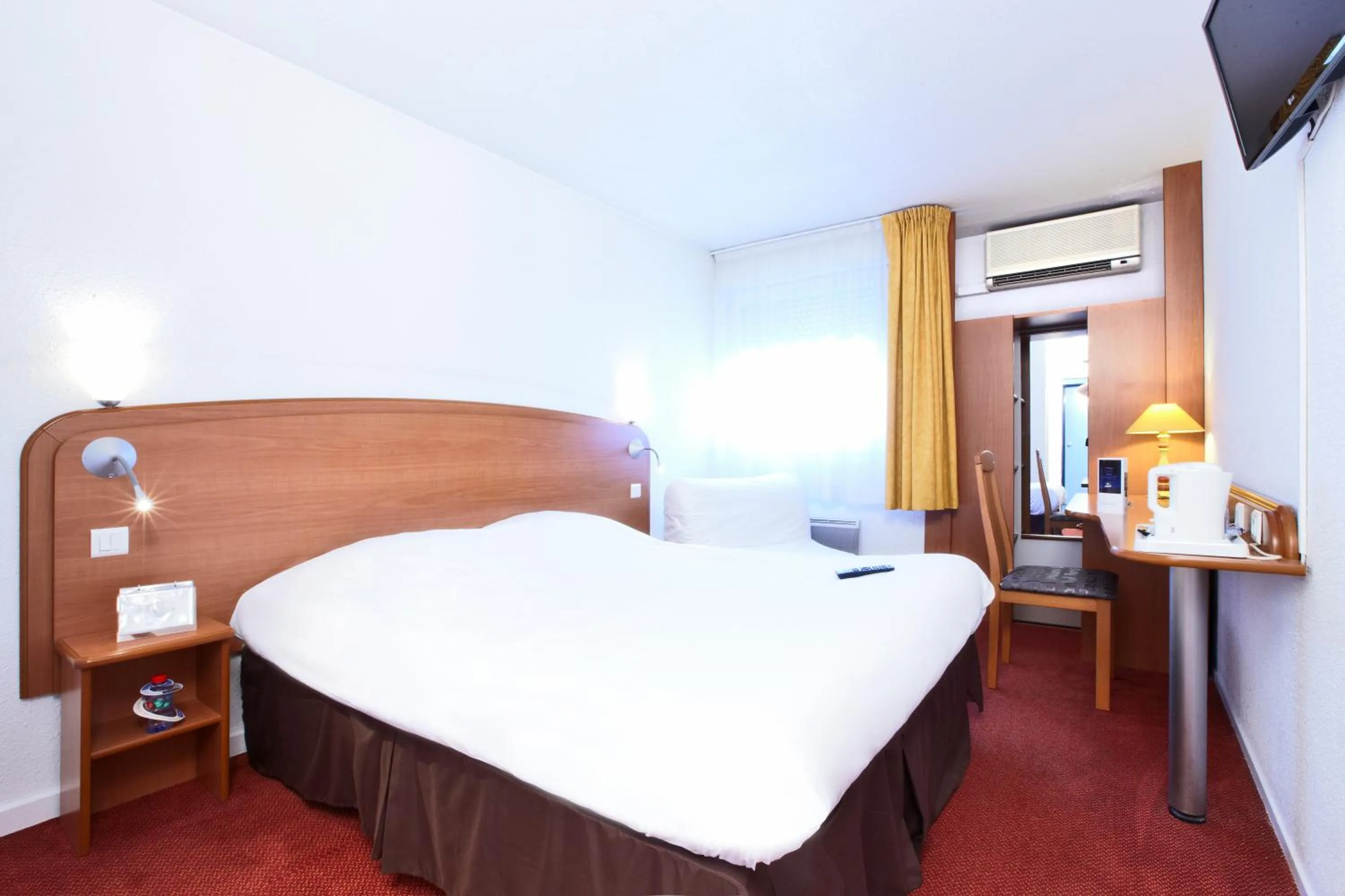 Bedroom, Bed in Kyriad Toulon Est Hyeres La Garde