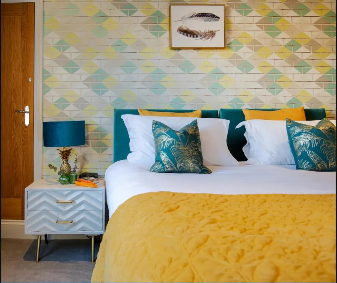 Bedroom, Bed in Dream Stays Bath - Haringtons Place