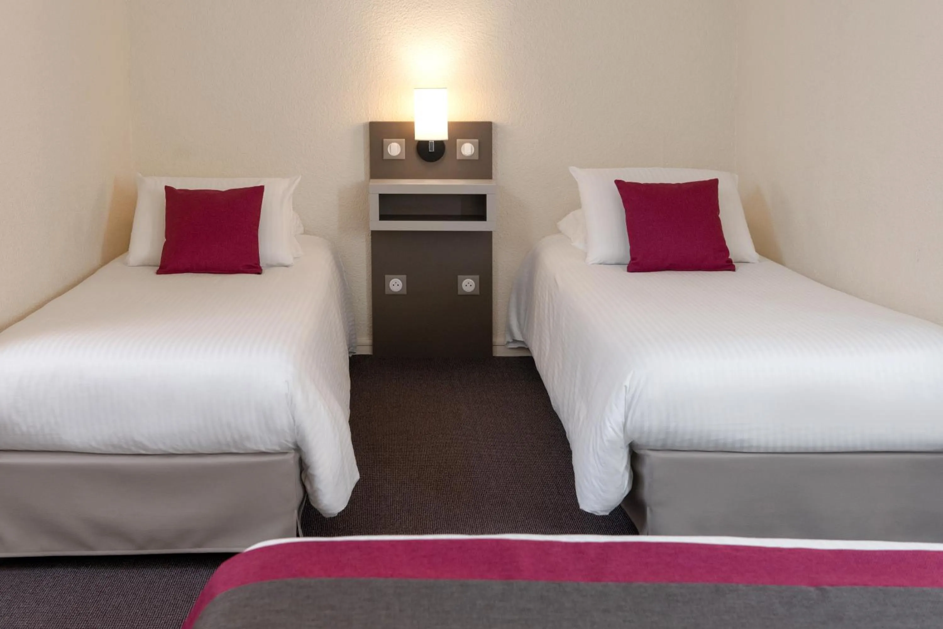 Bed in Kyriad Saint-Etienne Centre