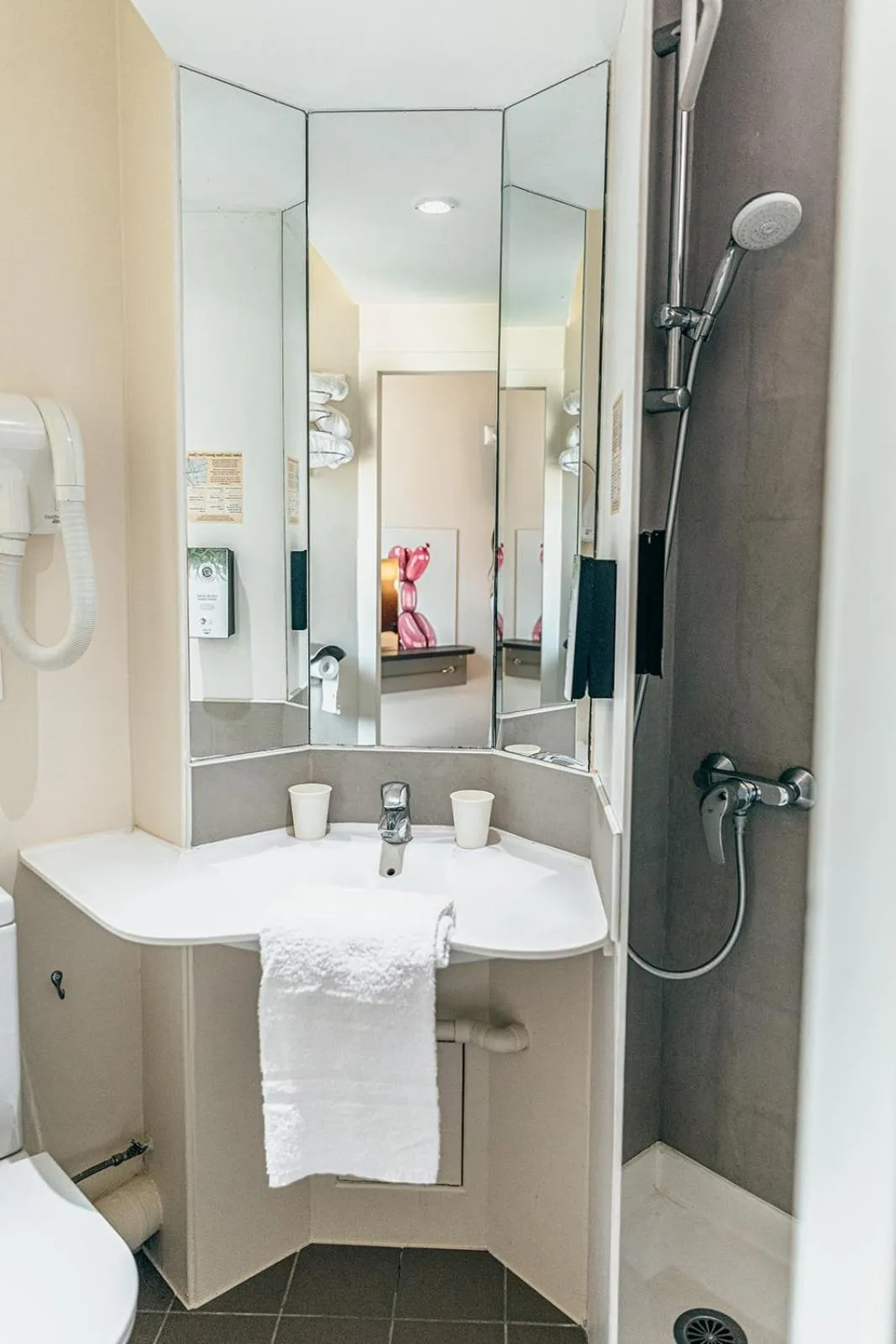 Bathroom in Kyriad Metz Centre - Restaurant Moze