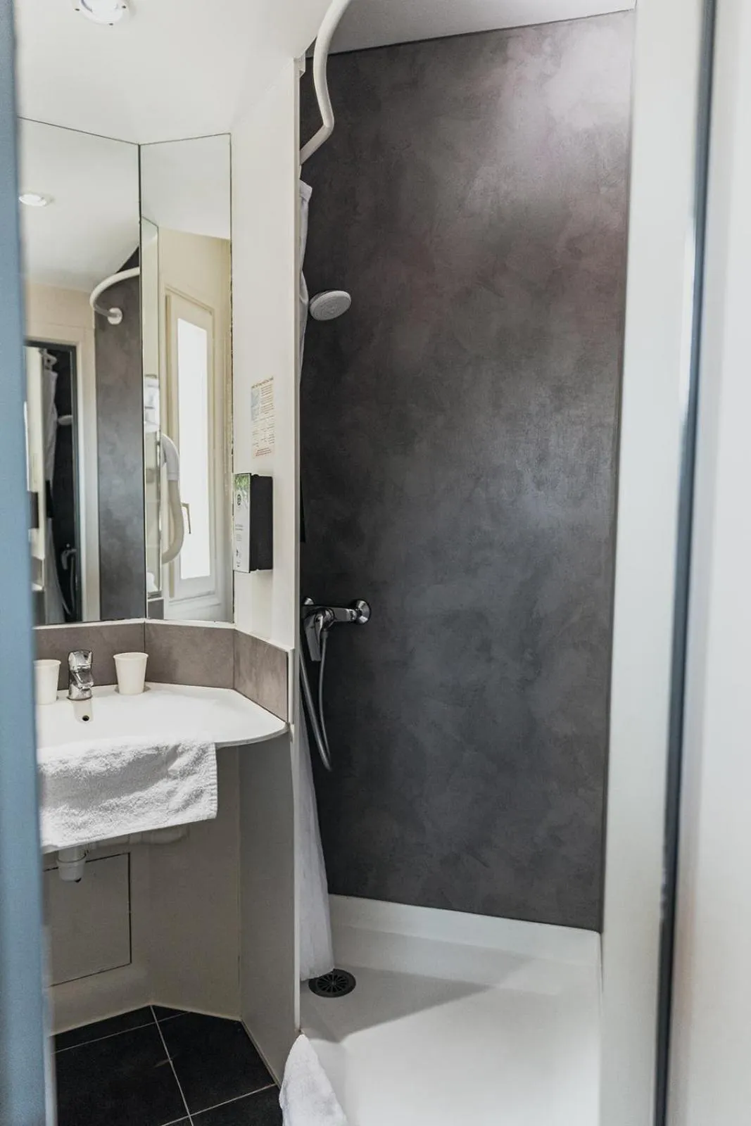 Shower in Kyriad Metz Centre - Restaurant Moze