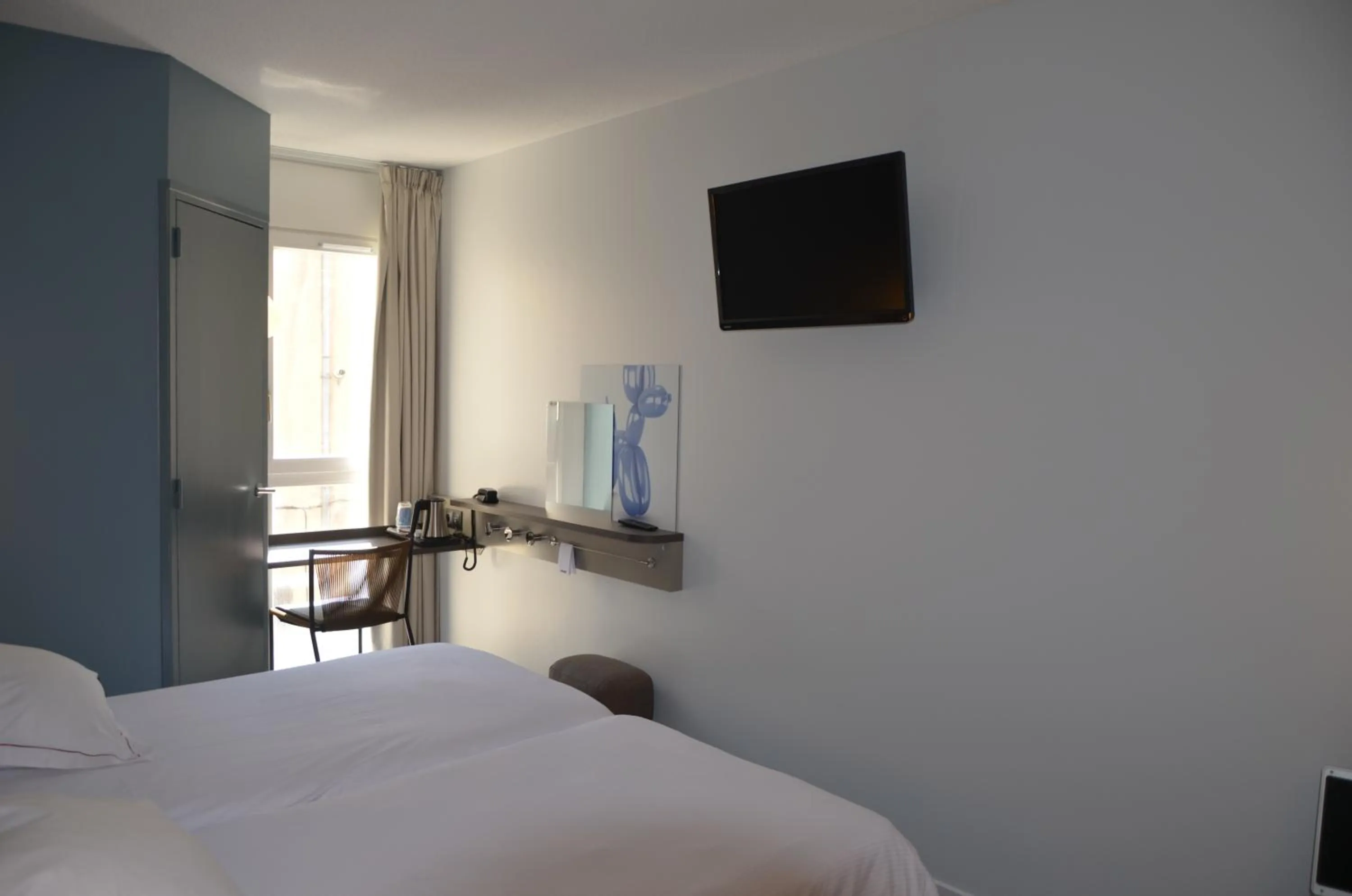 Photo of the whole room, Bed in Kyriad Metz Centre - Restaurant Moze