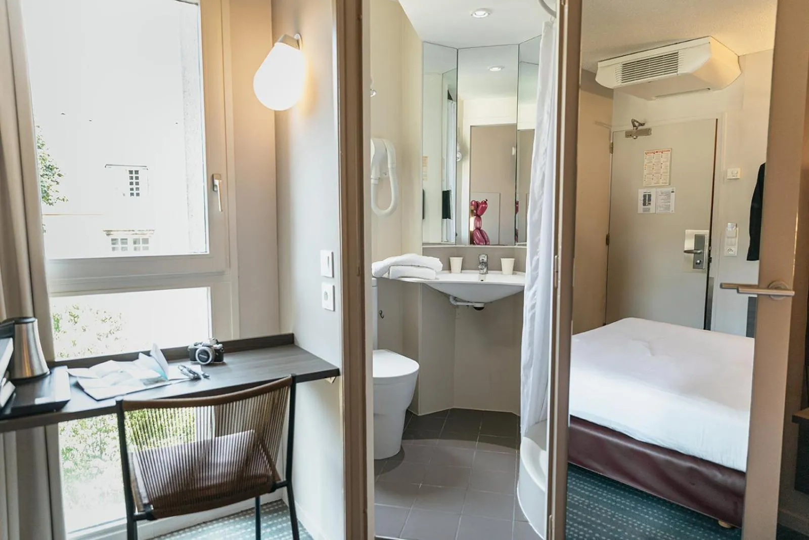 Bathroom, Bed in Kyriad Metz Centre - Restaurant Moze