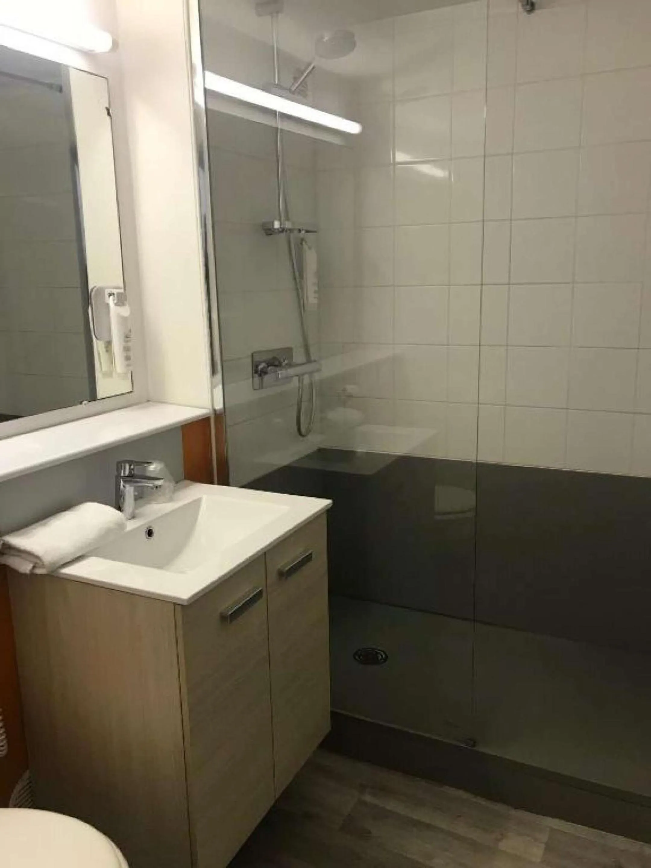 Bathroom in BRIT HOTEL Confort MORLAIX