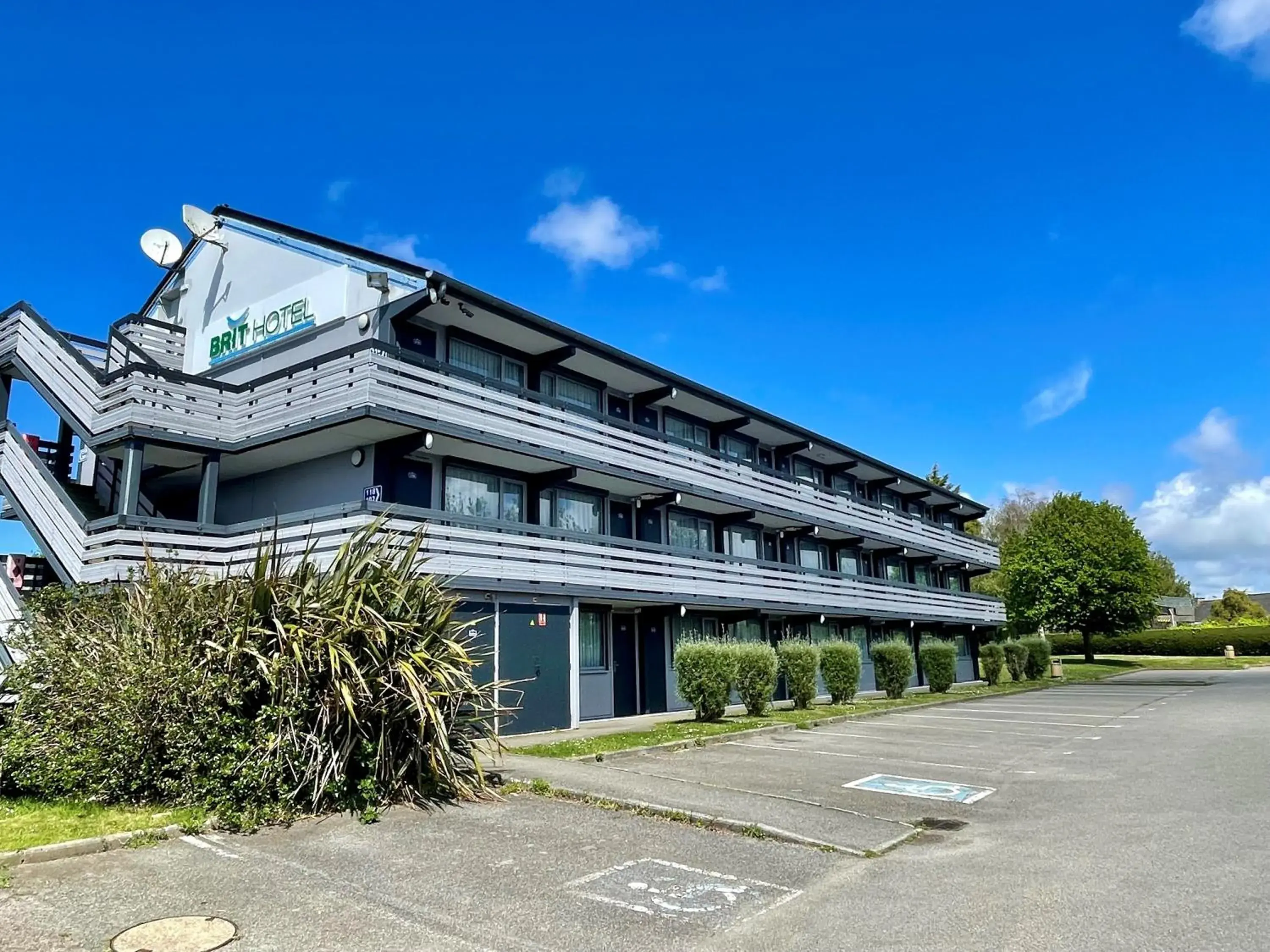Property building in BRIT HOTEL Confort MORLAIX Property building in BRIT HOTEL Confort MORLAIX