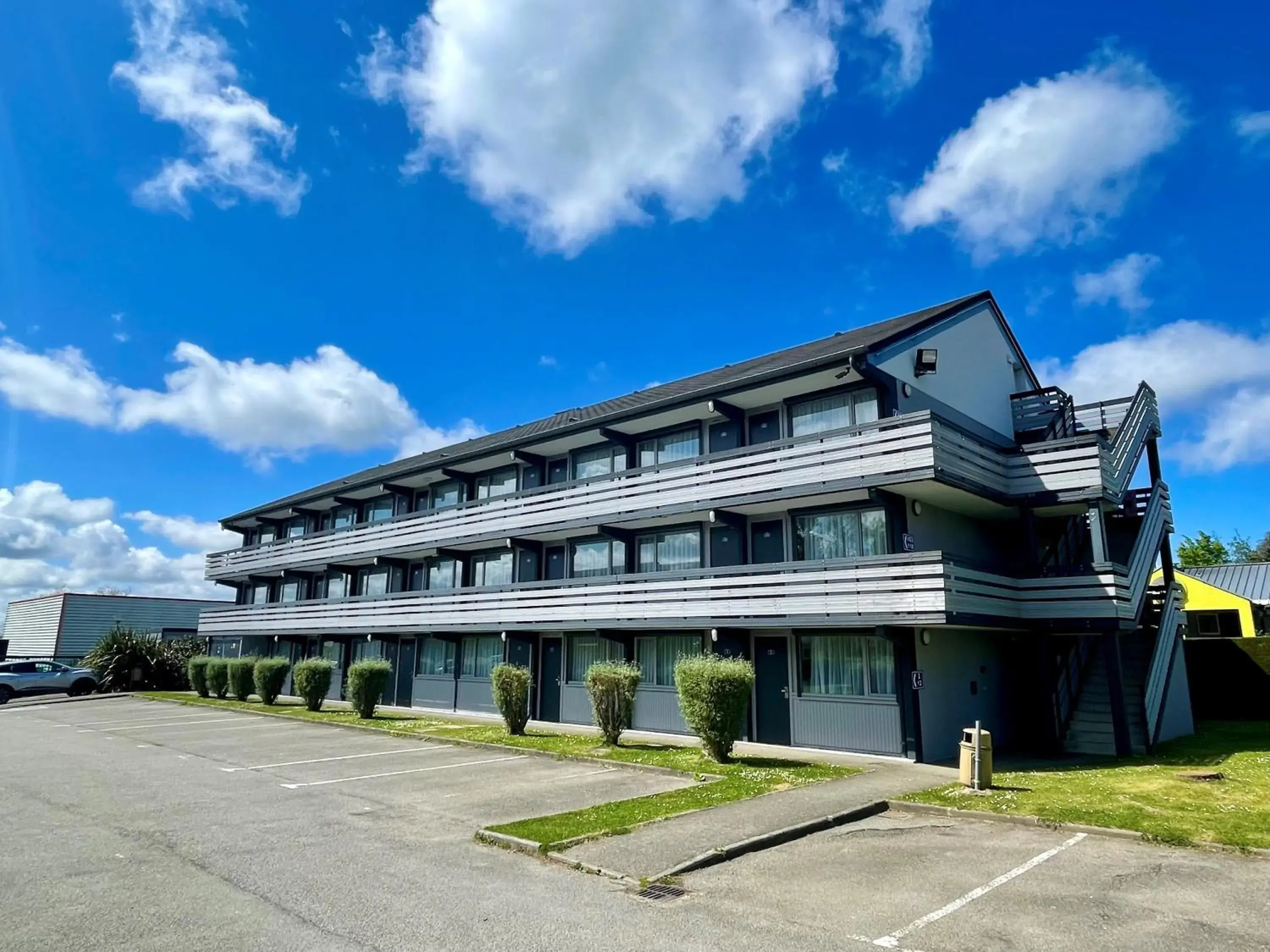 Property building in BRIT HOTEL Confort MORLAIX Property building in BRIT HOTEL Confort MORLAIX