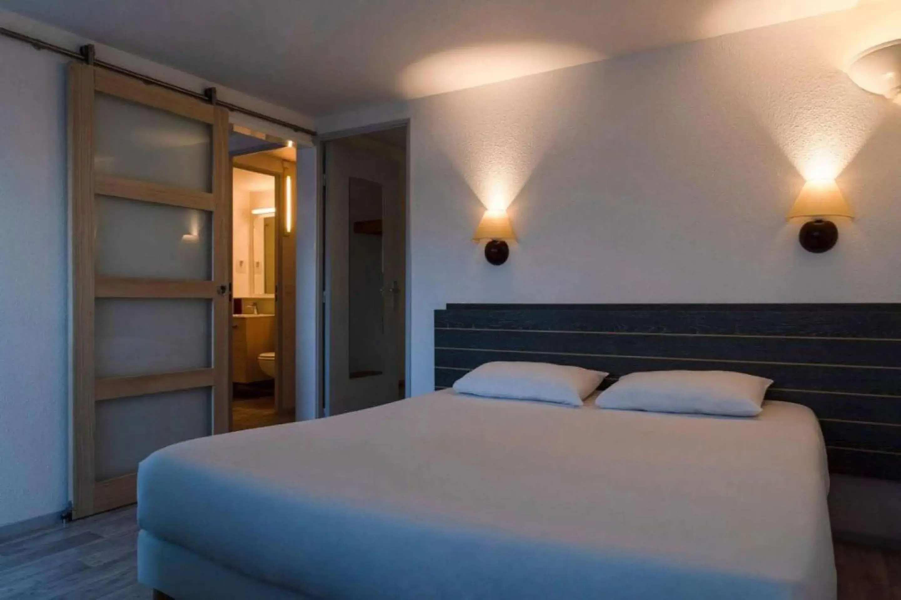 Bedroom, Bed in BRIT HOTEL Confort MORLAIX Bedroom, Bed in BRIT HOTEL Confort MORLAIX