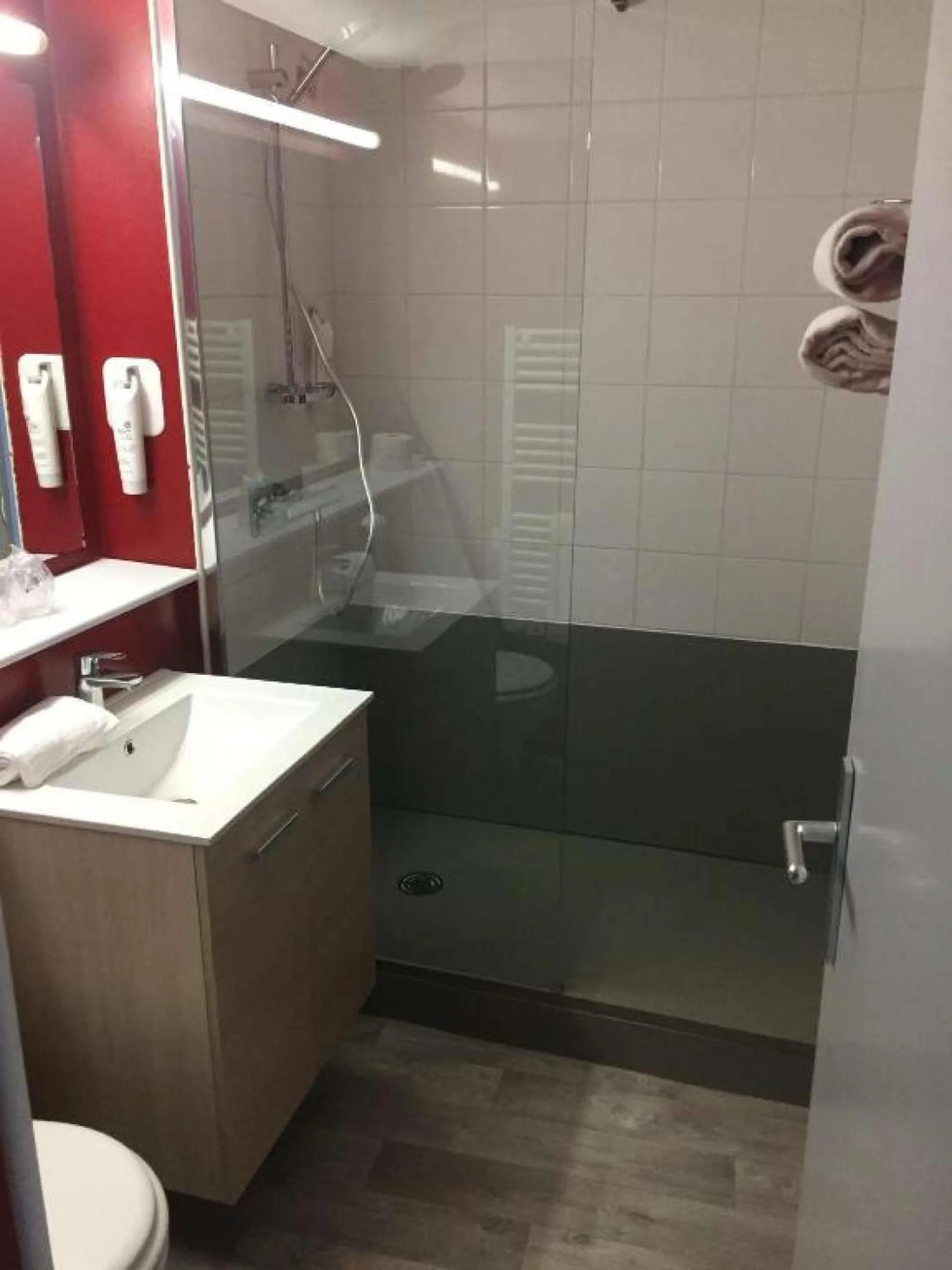 Bathroom in BRIT HOTEL Confort MORLAIX