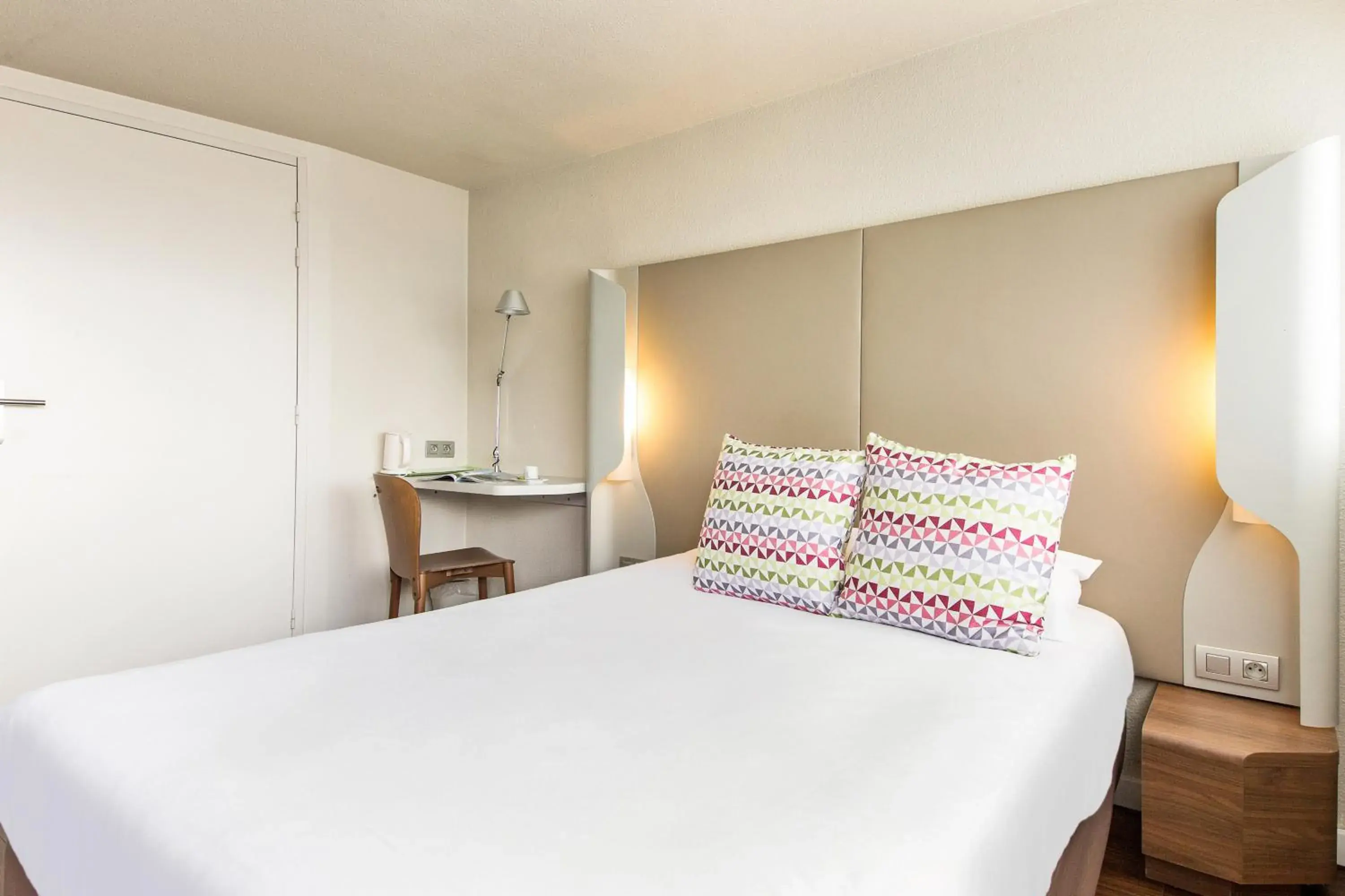 Bedroom, Bed in Campanile Conflans-Sainte-Honorine
