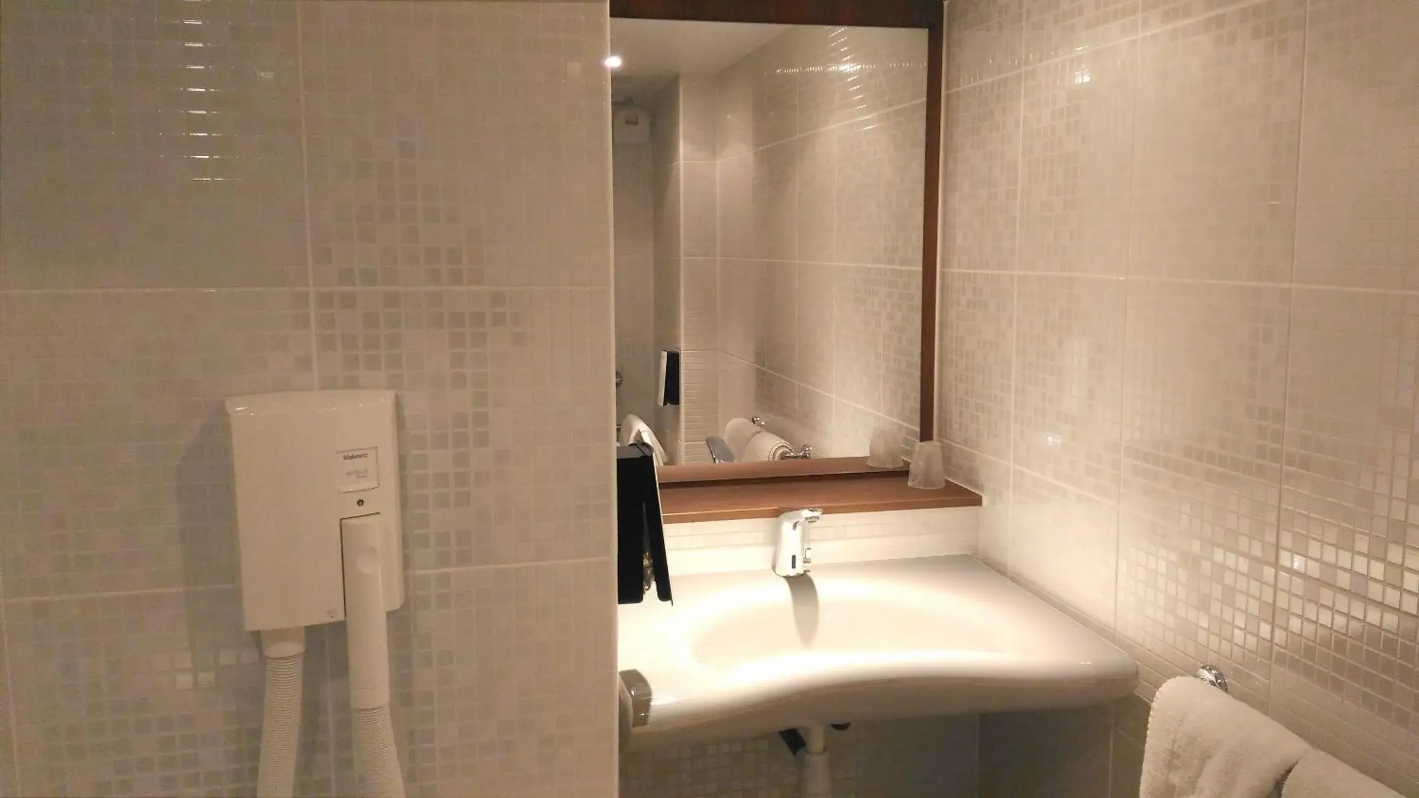 Area and facilities, Bathroom in Campanile Conflans-Sainte-Honorine
