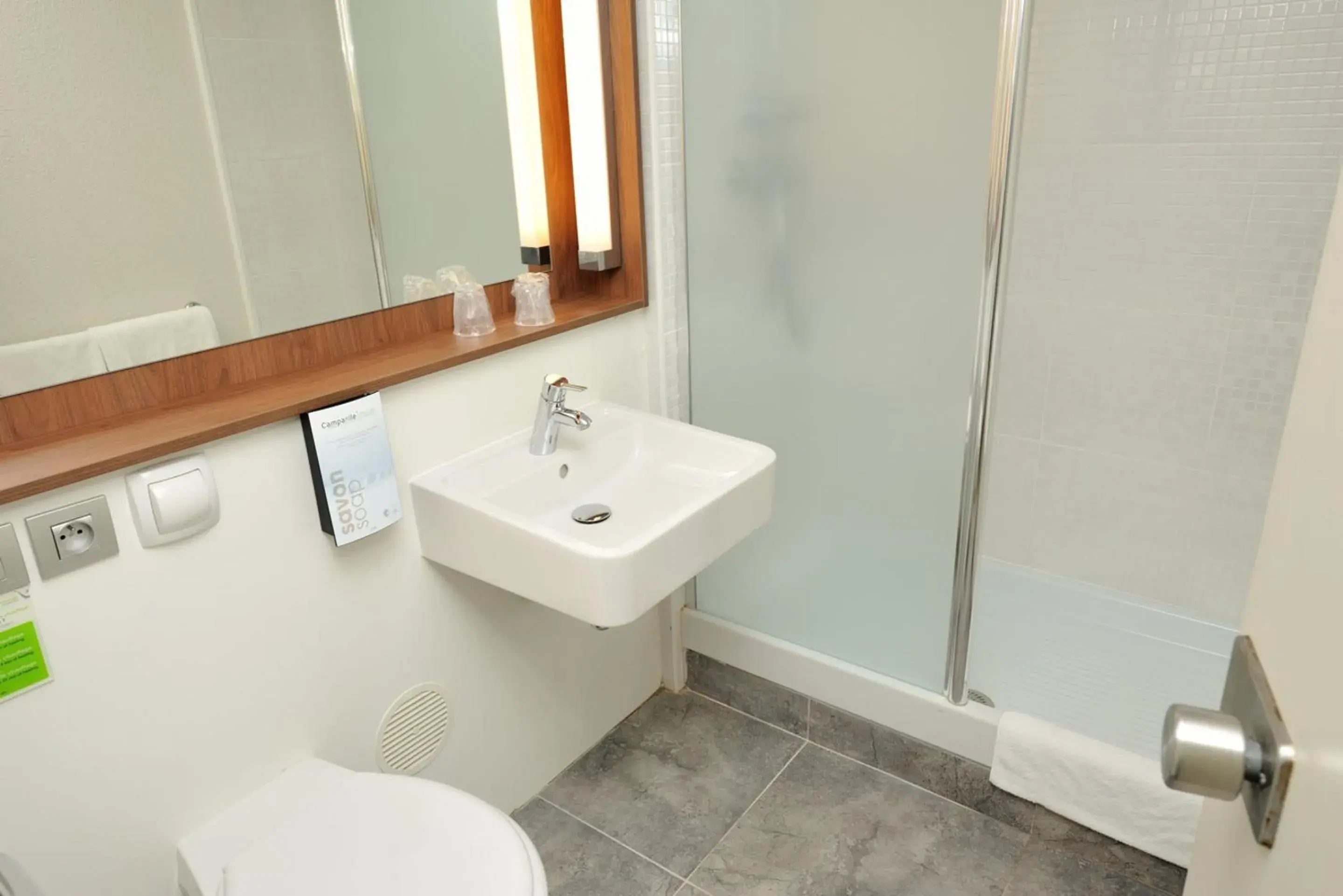 Bedroom, Bathroom in Campanile Conflans-Sainte-Honorine