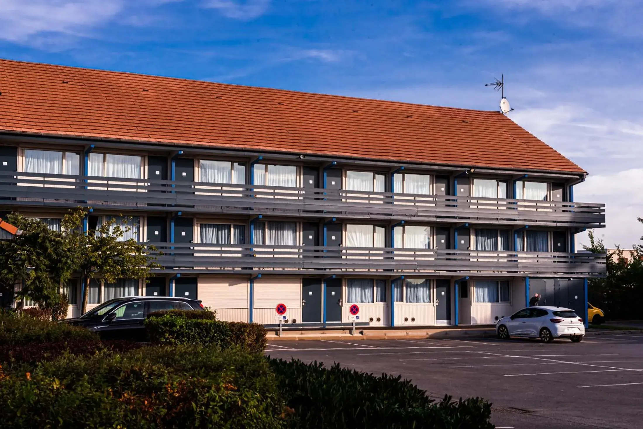 Property building in Kyriad Villeneuve Saint Georges - Hôtel rénové Property building in Kyriad Villeneuve Saint Georges - Hôtel rénové