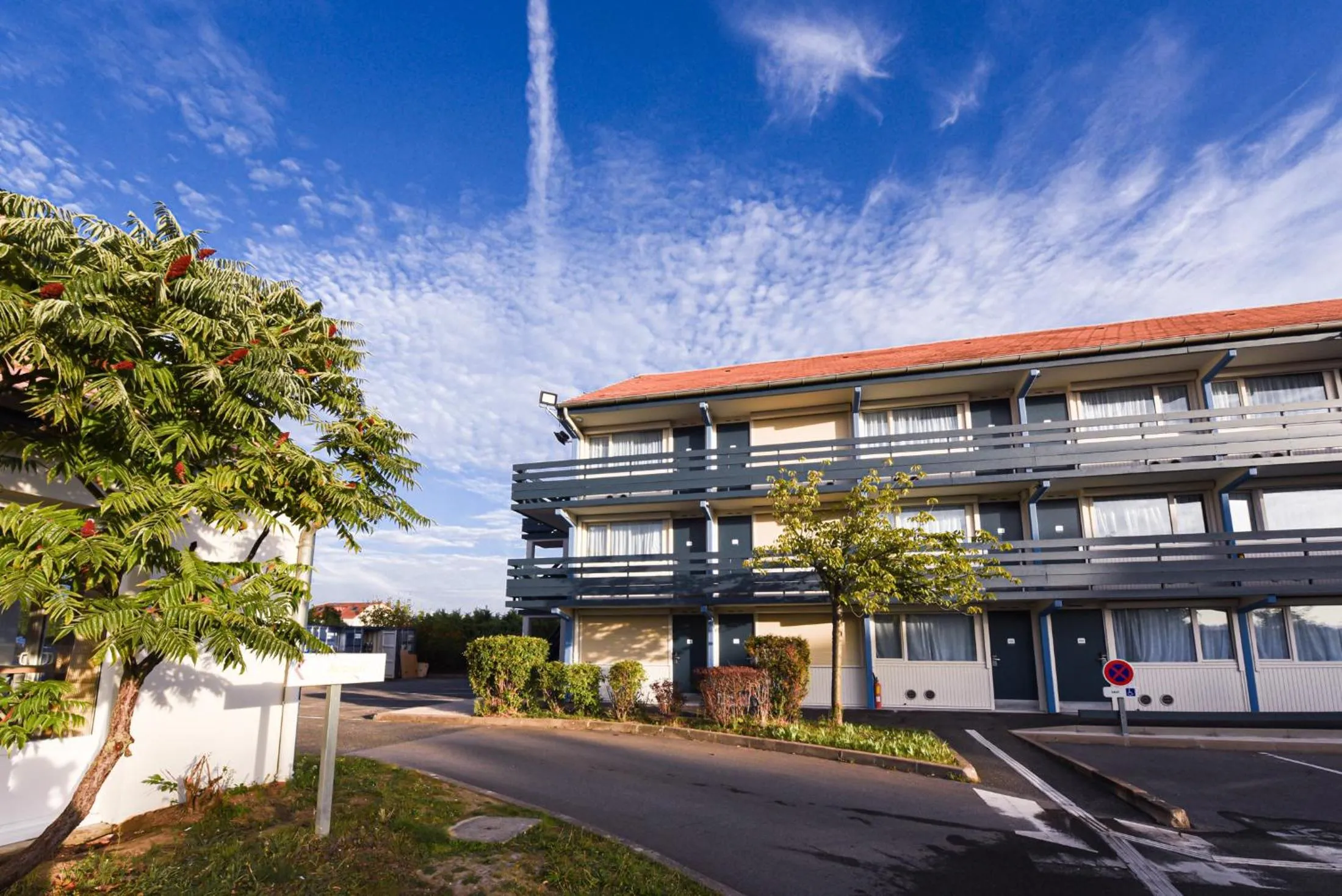 Property building in Kyriad Villeneuve Saint Georges - Hôtel rénové