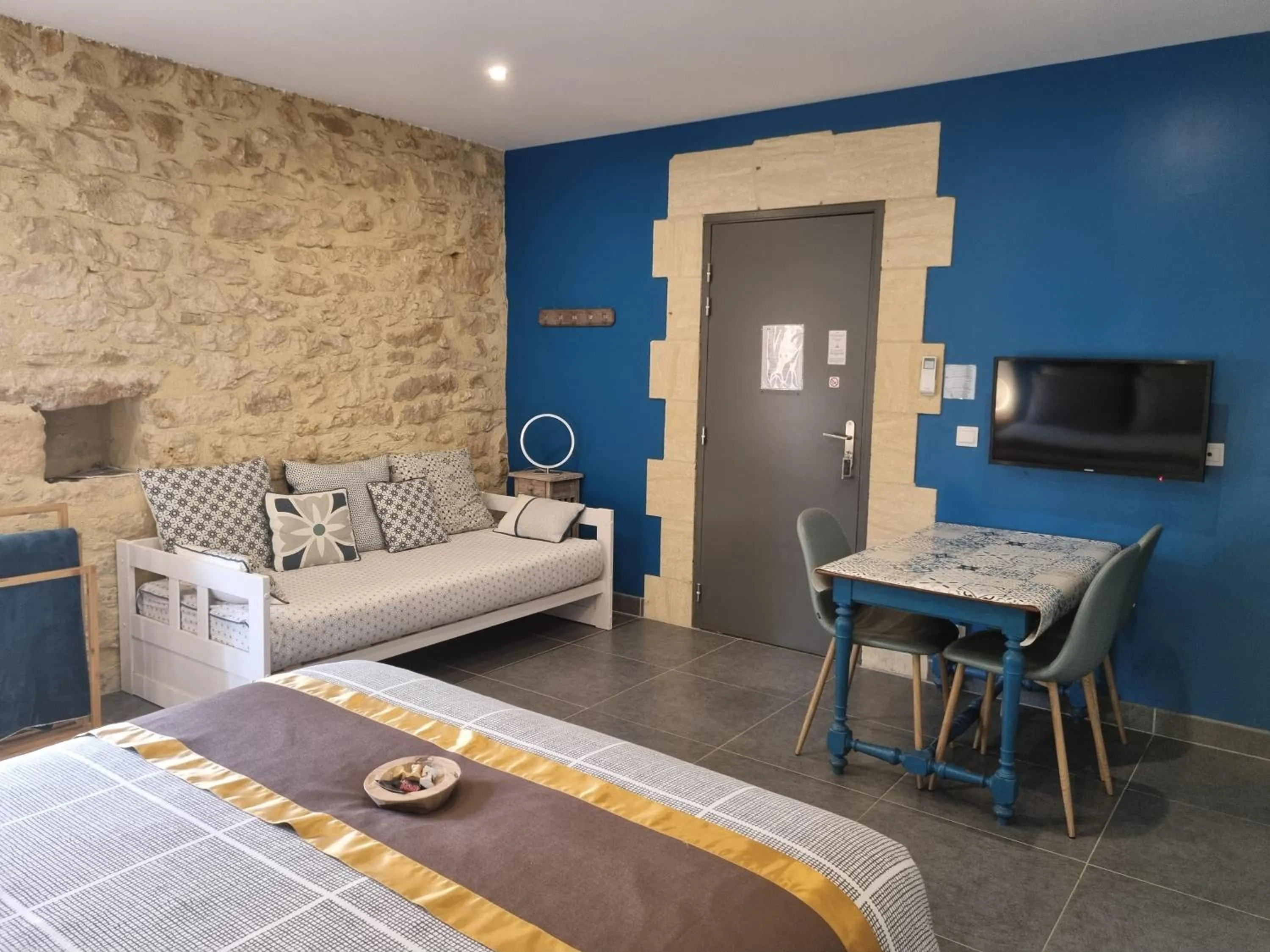 Photo of the whole room, Bed in Le Clos de la Canéda