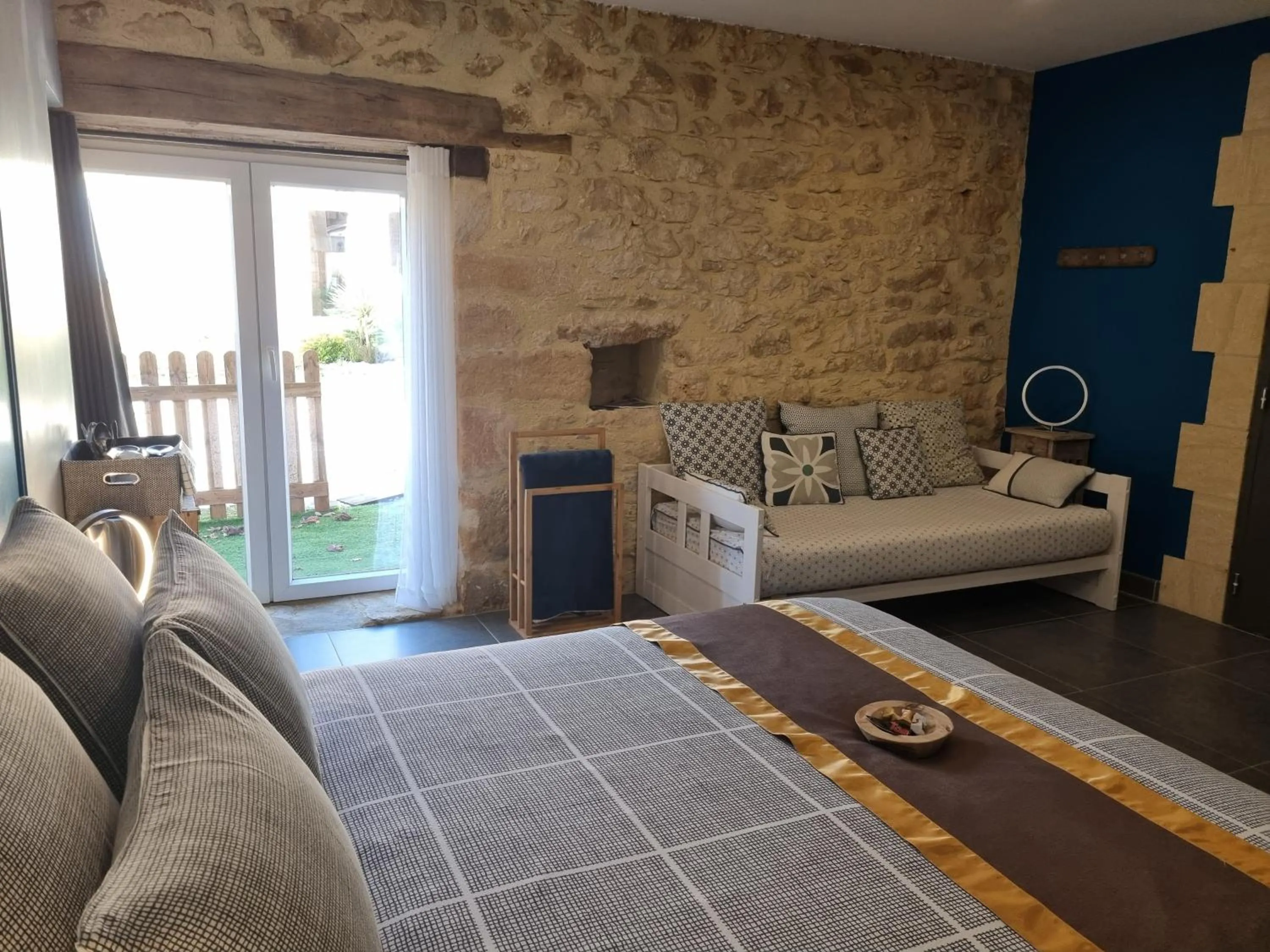 Photo of the whole room, Bed in Le Clos de la Canéda