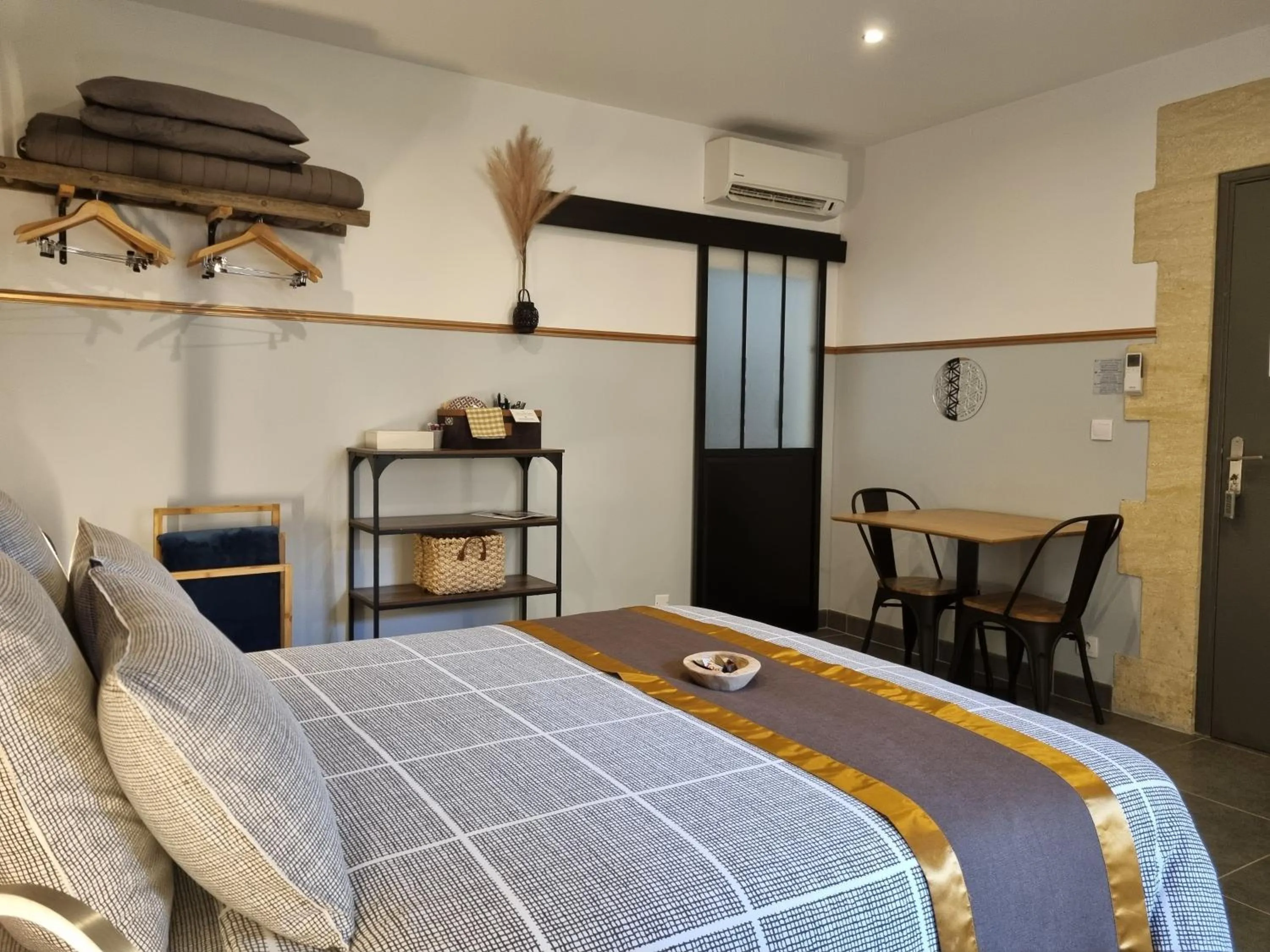 Photo of the whole room, Bed in Le Clos de la Canéda