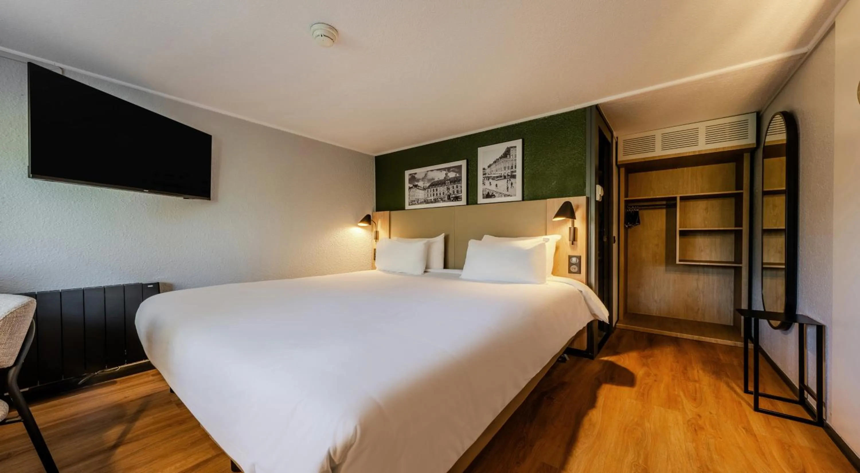 Property building, Bed in Campanile Marne-La-Vallée - Torcy