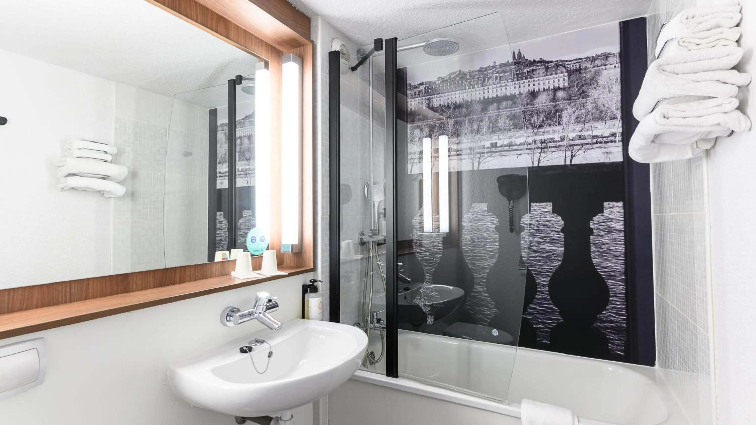 Bathroom in Campanile Marne-La-Vallée - Torcy