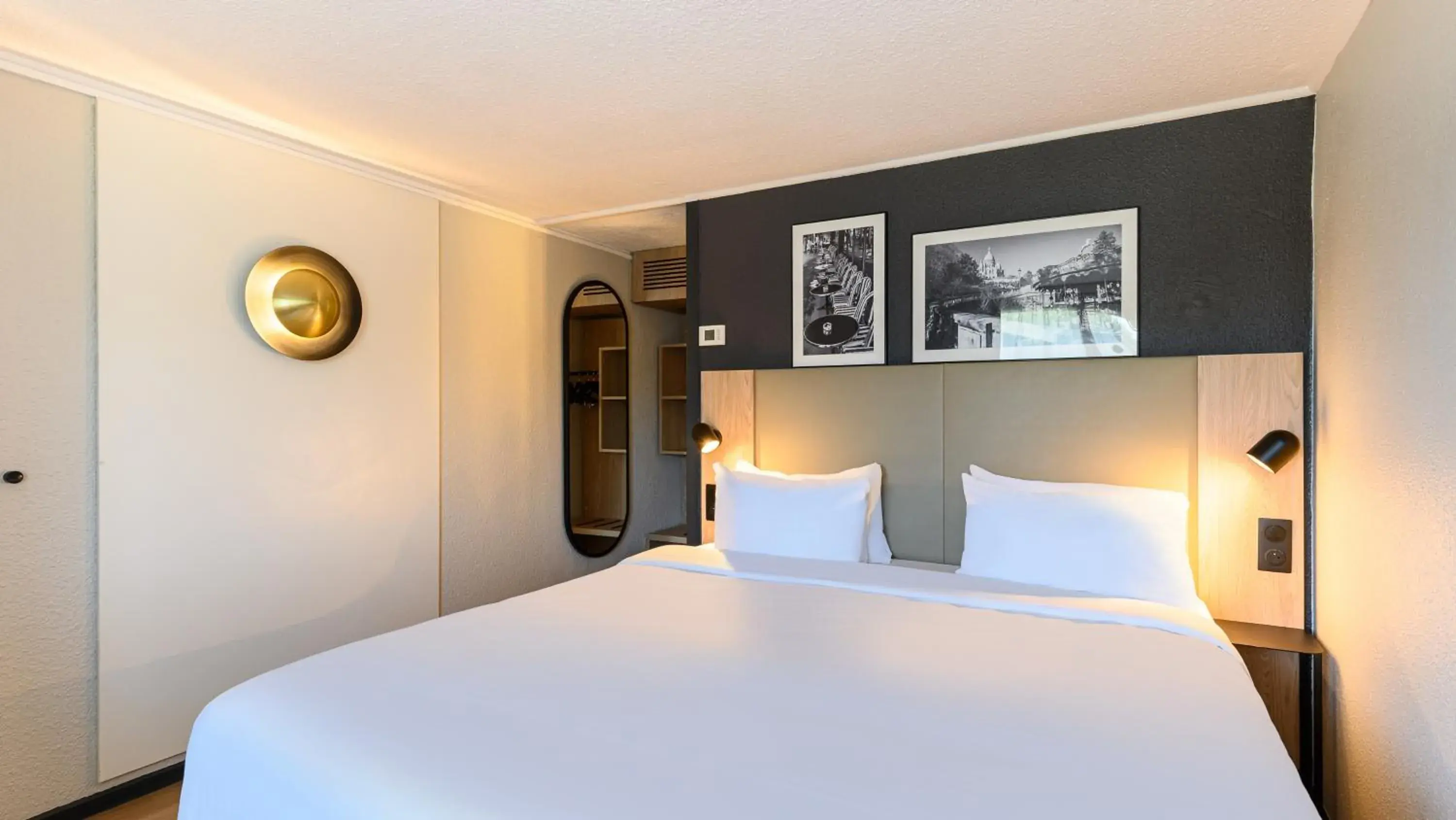 Bedroom, Bed in Campanile Marne-La-Vallée - Torcy Bedroom, Bed in Campanile Marne-La-Vallée - Torcy