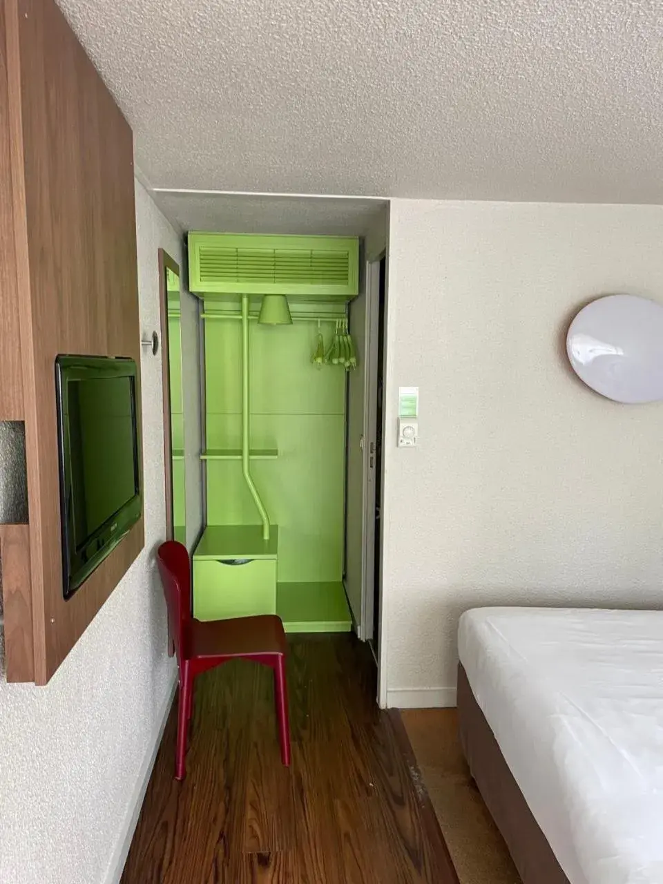 wardrobe, Bed in Campanile Poitiers wardrobe, Bed in Campanile Poitiers