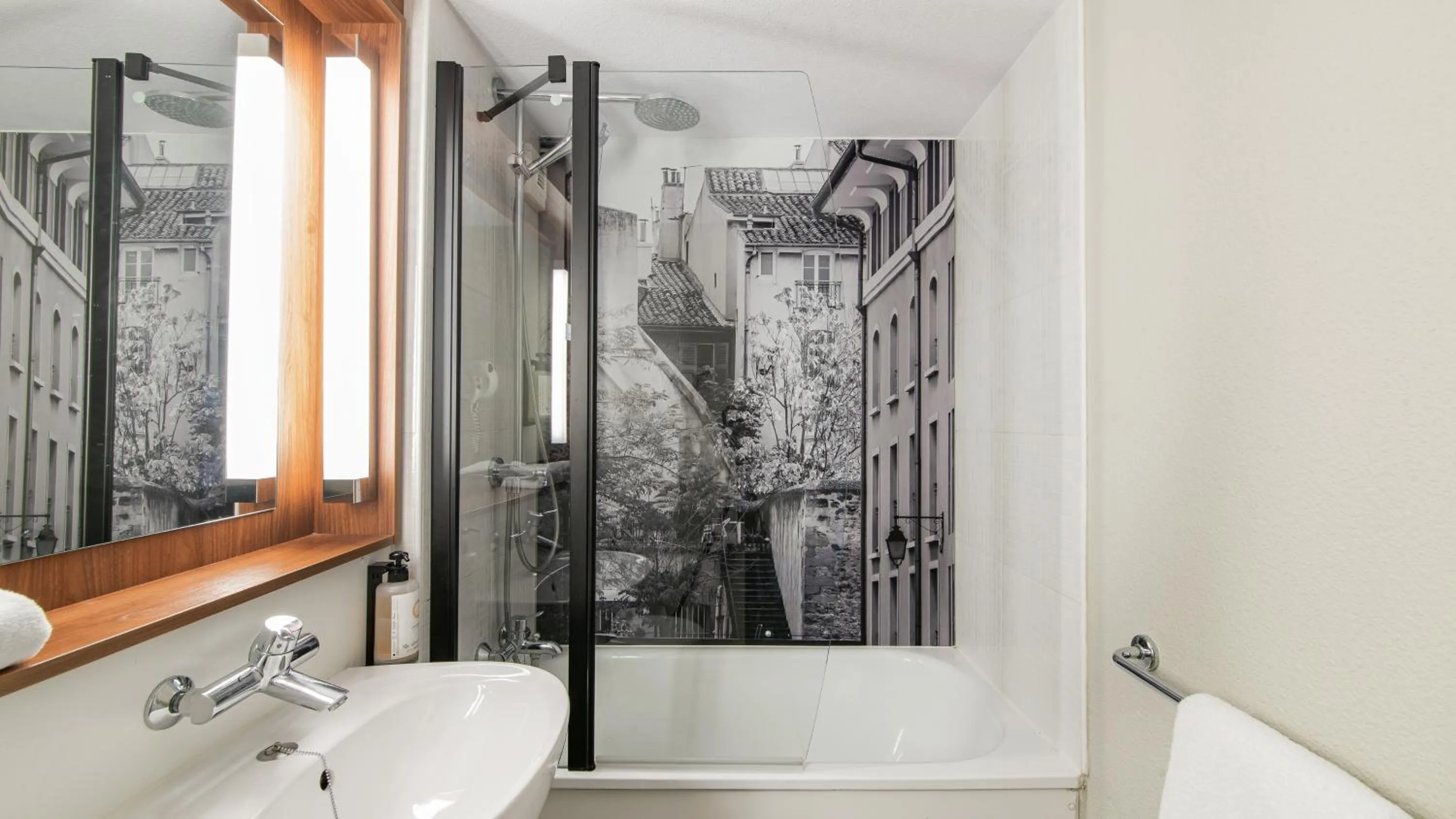 Bathroom in Campanile Poitiers