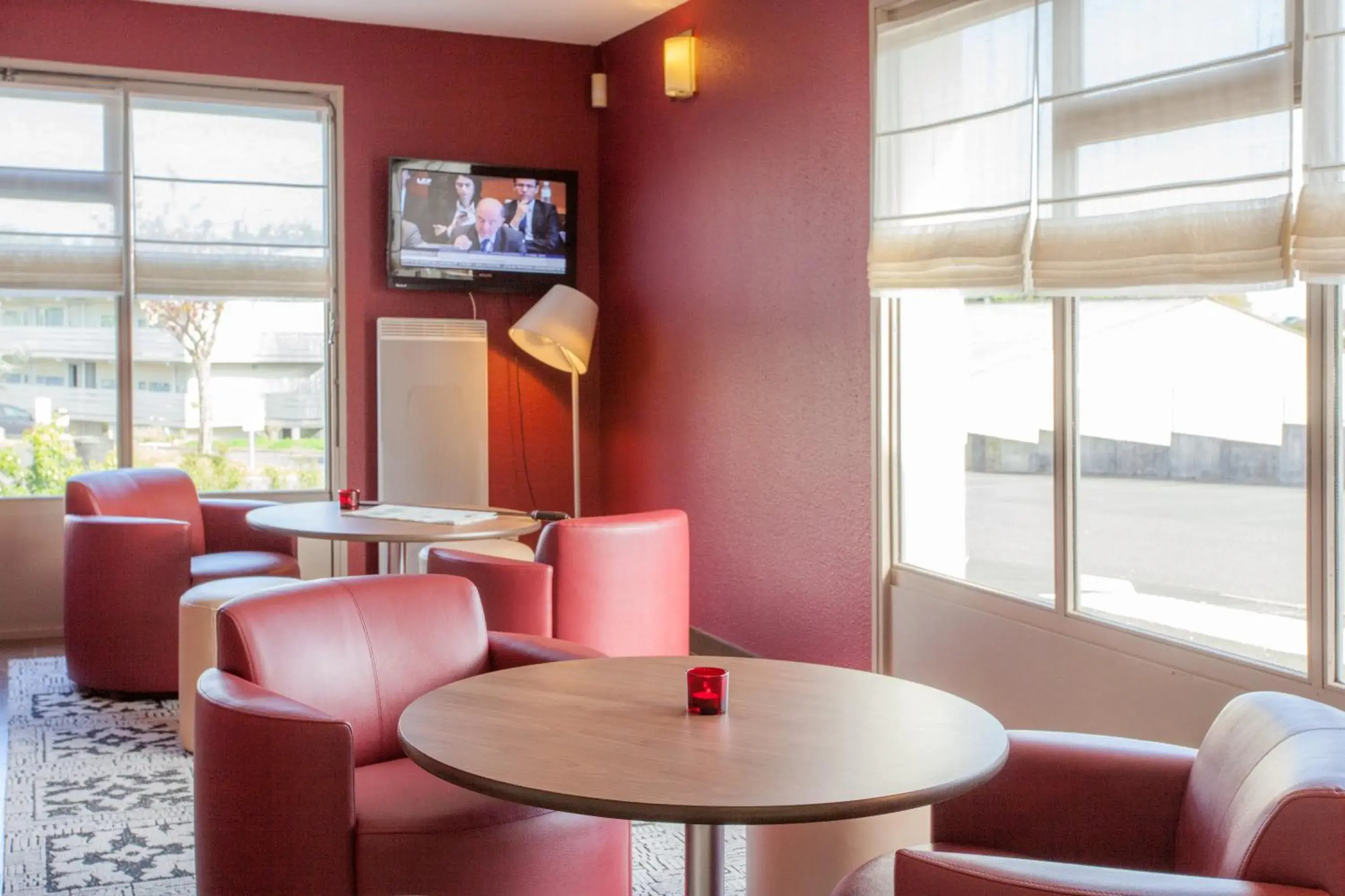 Lounge or bar in Campanile Poitiers Lounge or bar in Campanile Poitiers