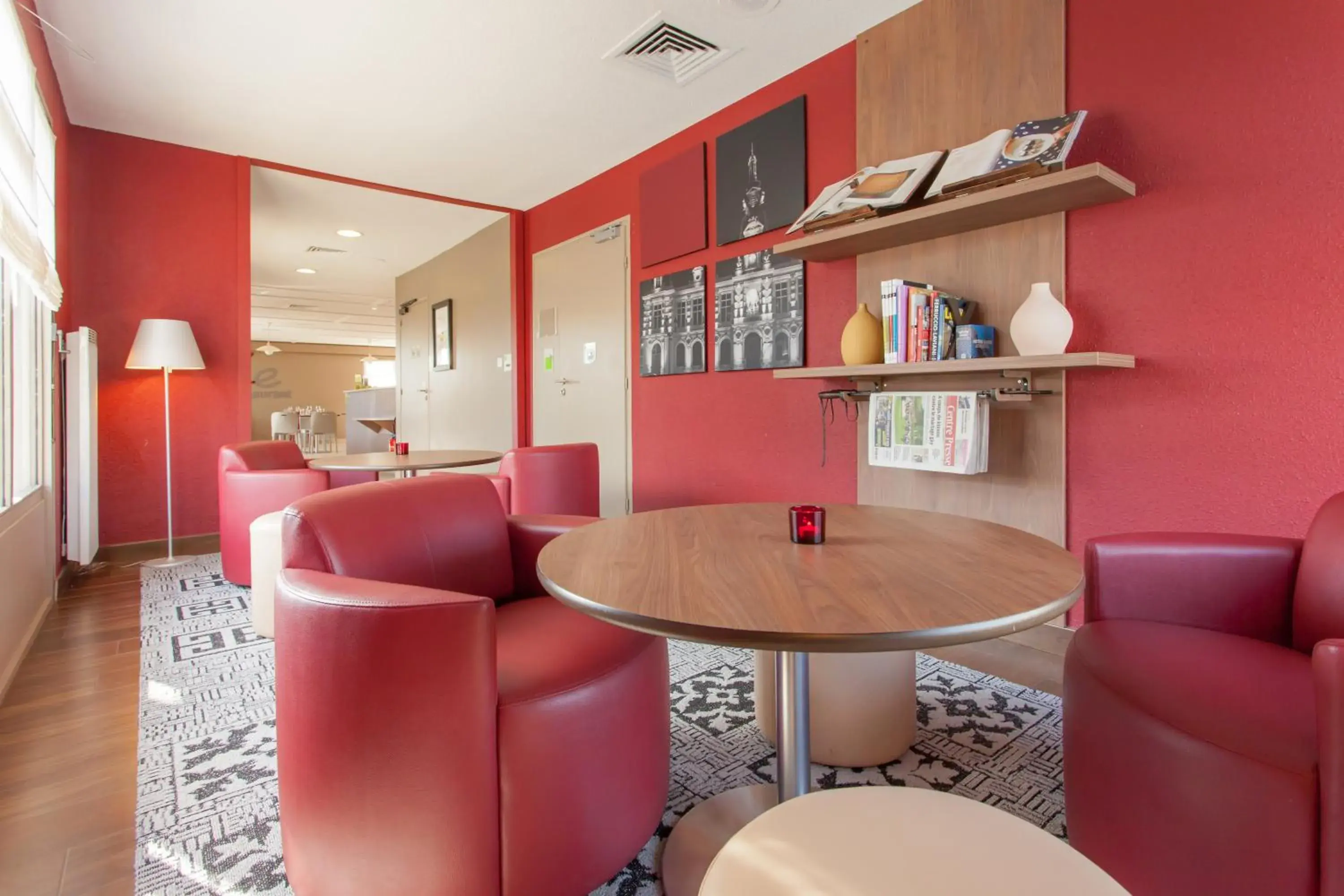 Lounge or bar in Campanile Poitiers Lounge or bar in Campanile Poitiers