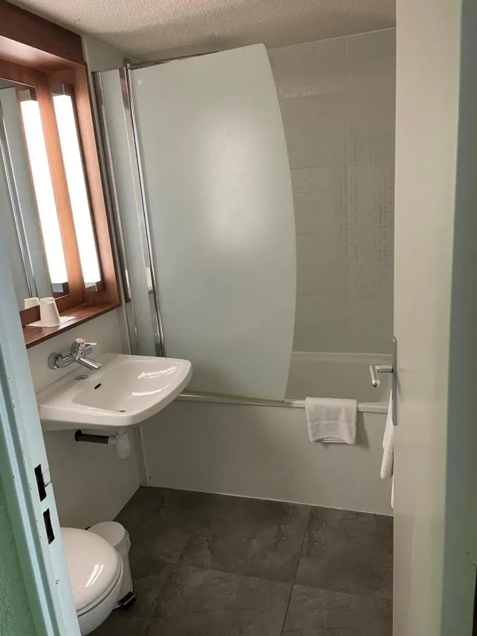 Standard Double Room with One Single Bed - single occupancy - Up to Ten Years in Campanile Poitiers Standard Double Room with One Single Bed - single occupancy - Up to Ten Years in Campanile Poitiers