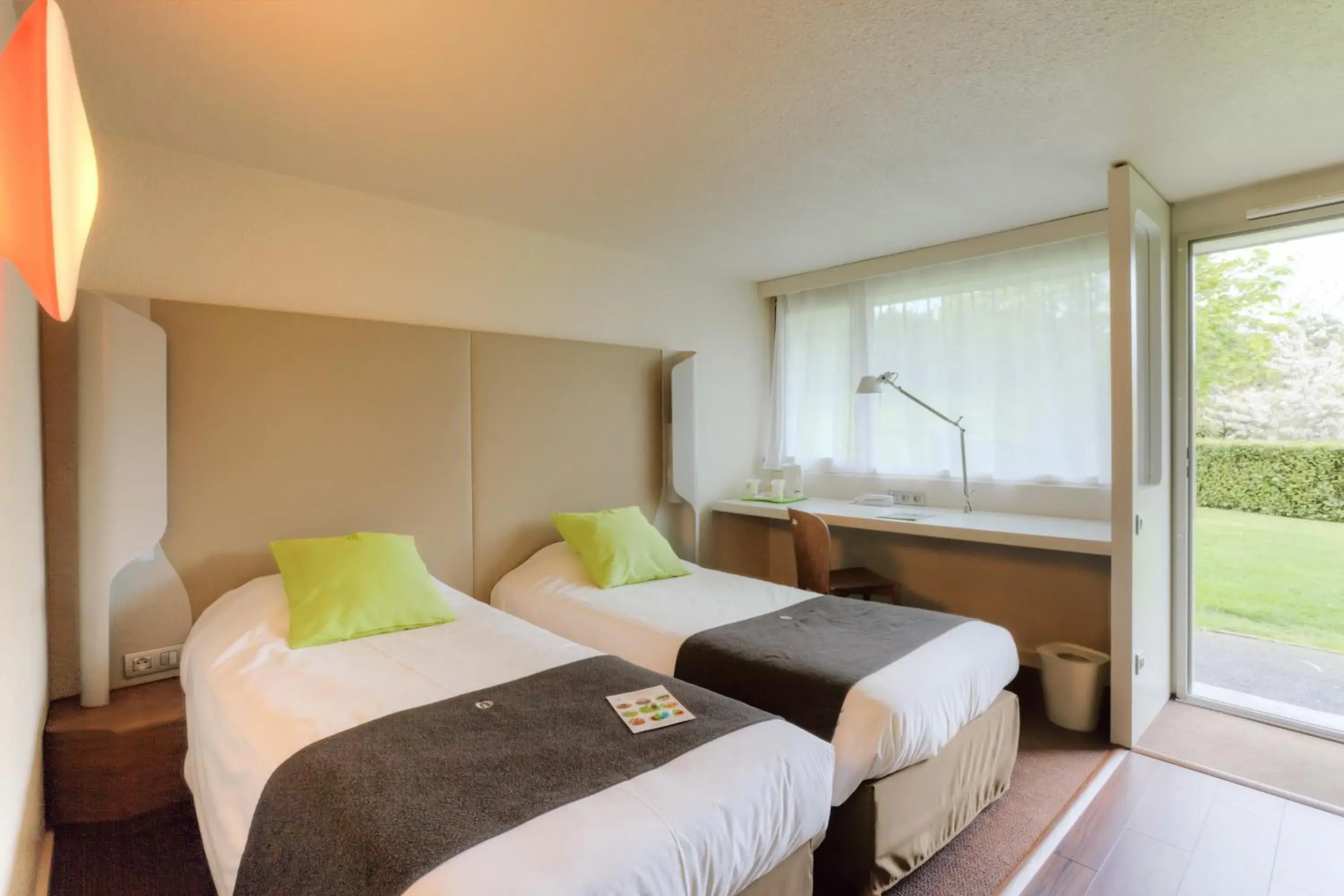 Photo of the whole room, Bed in Campanile Poitiers Photo of the whole room, Bed in Campanile Poitiers