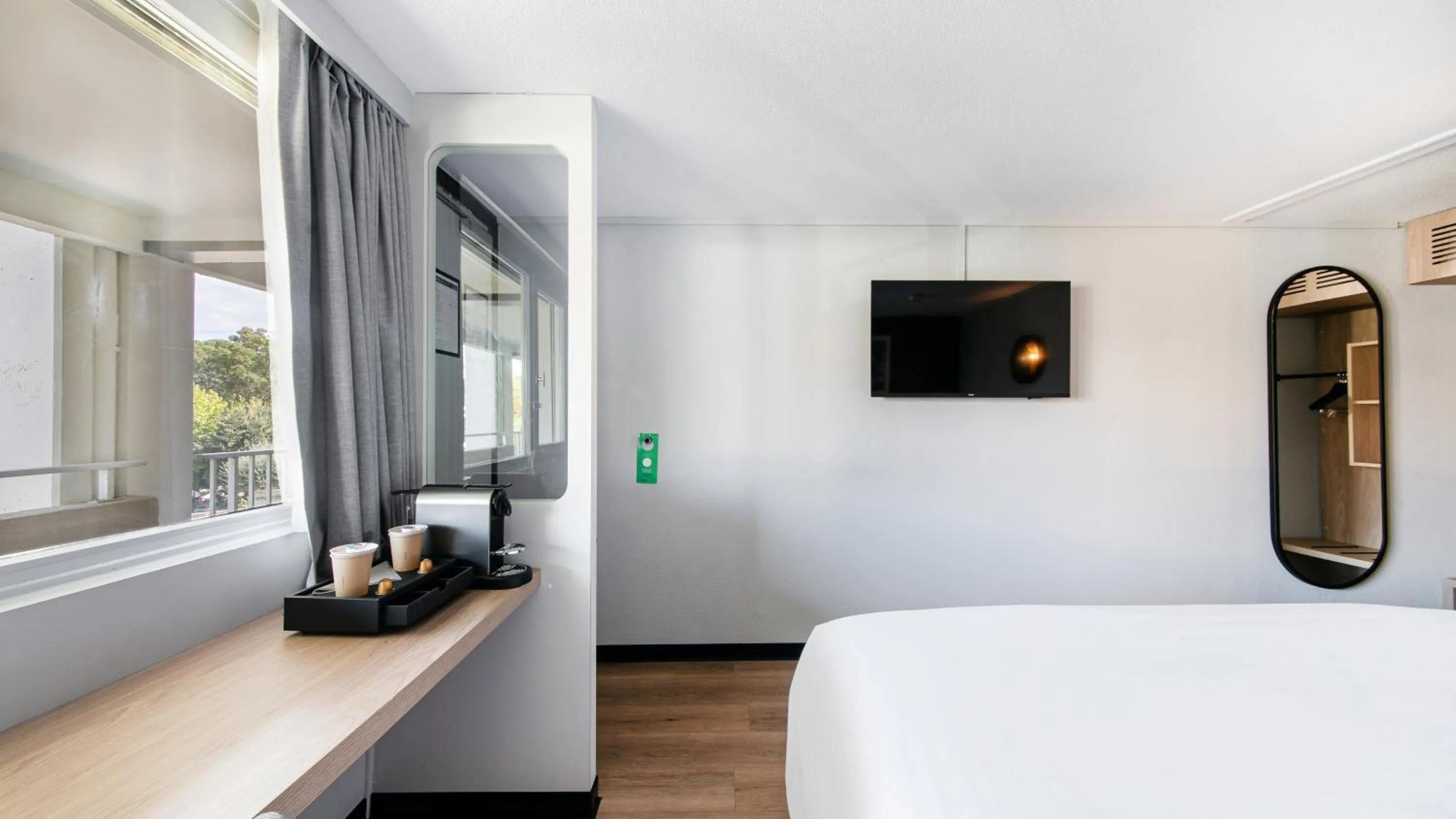 Coffee/tea facilities, Bed in Campanile Poitiers