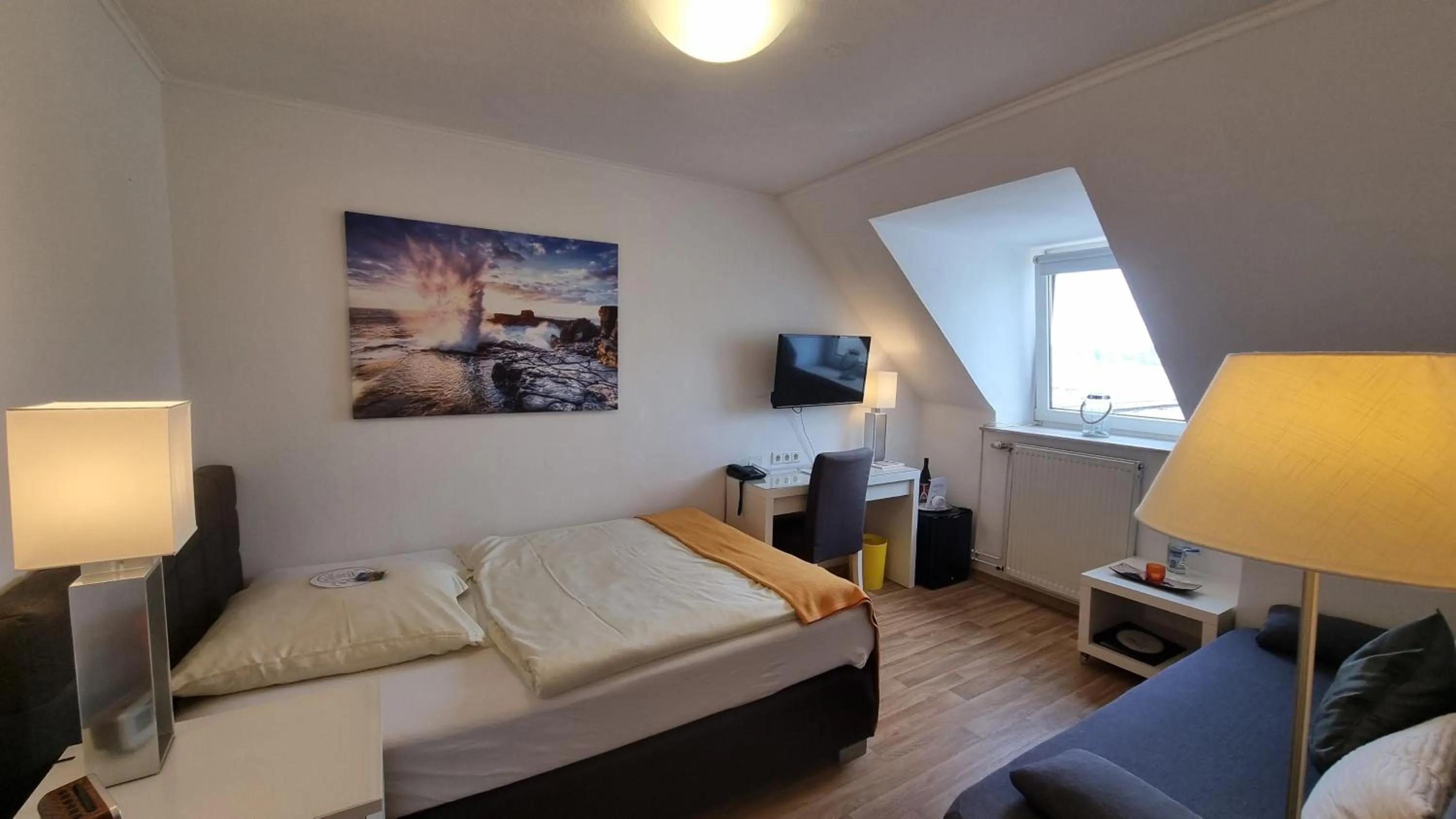 Living room, Bed in Akzent Hotel Strandhalle