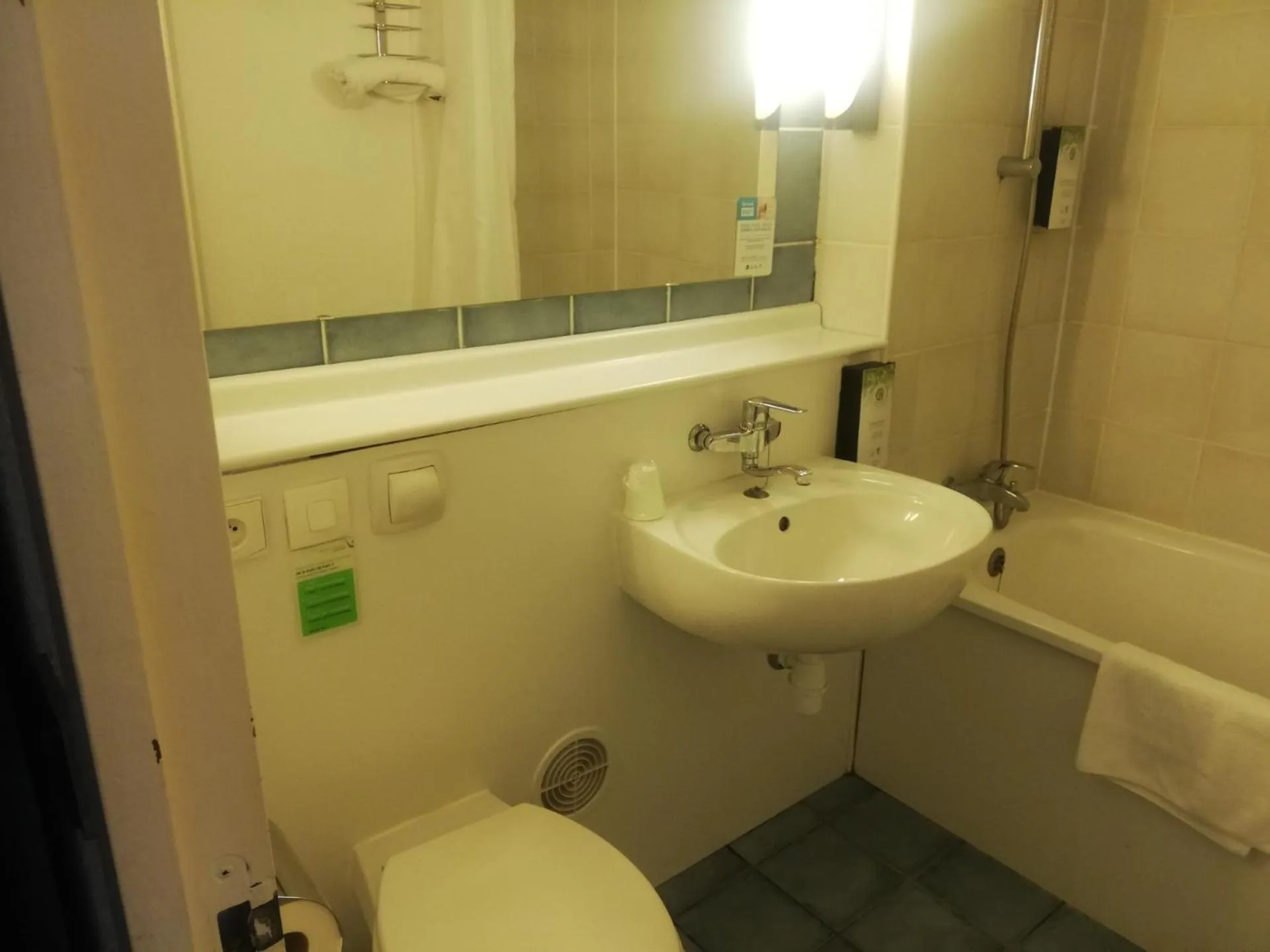 Bathroom in Kyriad Direct Soissons