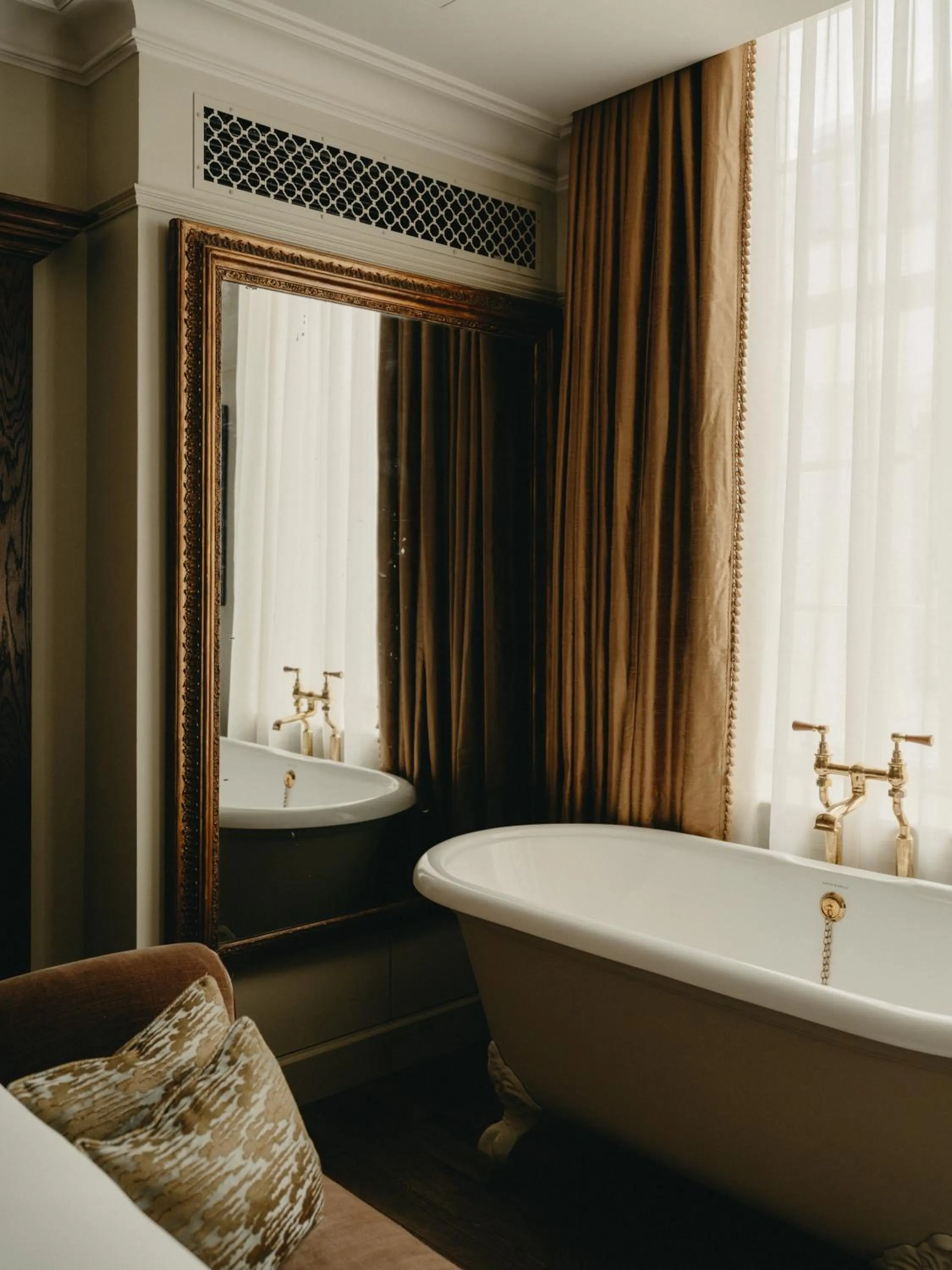 Bath, Bed in The Ned